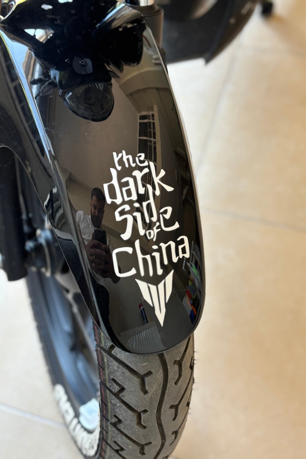 Motor ve Kask için Çin Motor Grupları için Beyaz Renk Dark Side of China Sticker(15CMx8CM)