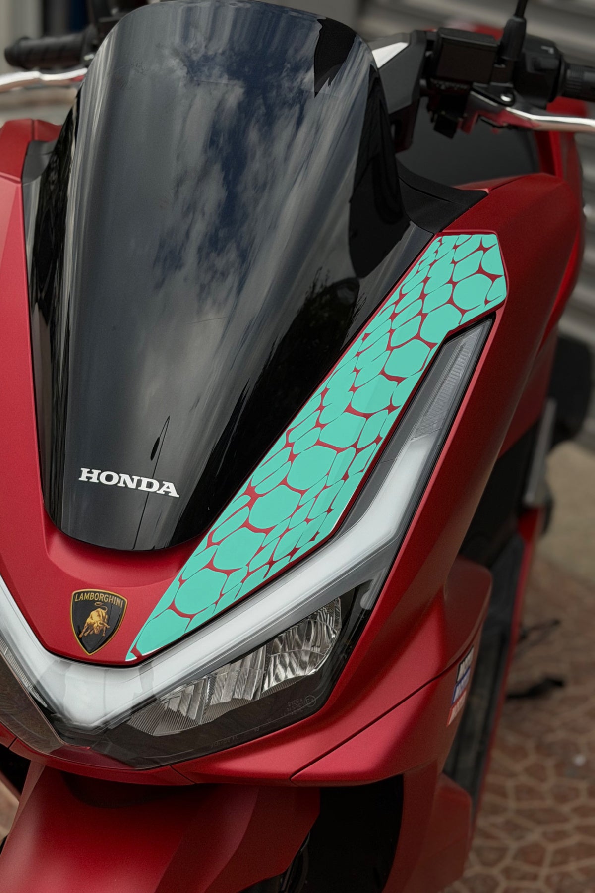 Honda PCX Deluxe için Yeni Kasa 2025-2026 Uyumlu Far Üstü Yılan Pulu Desen Sticker