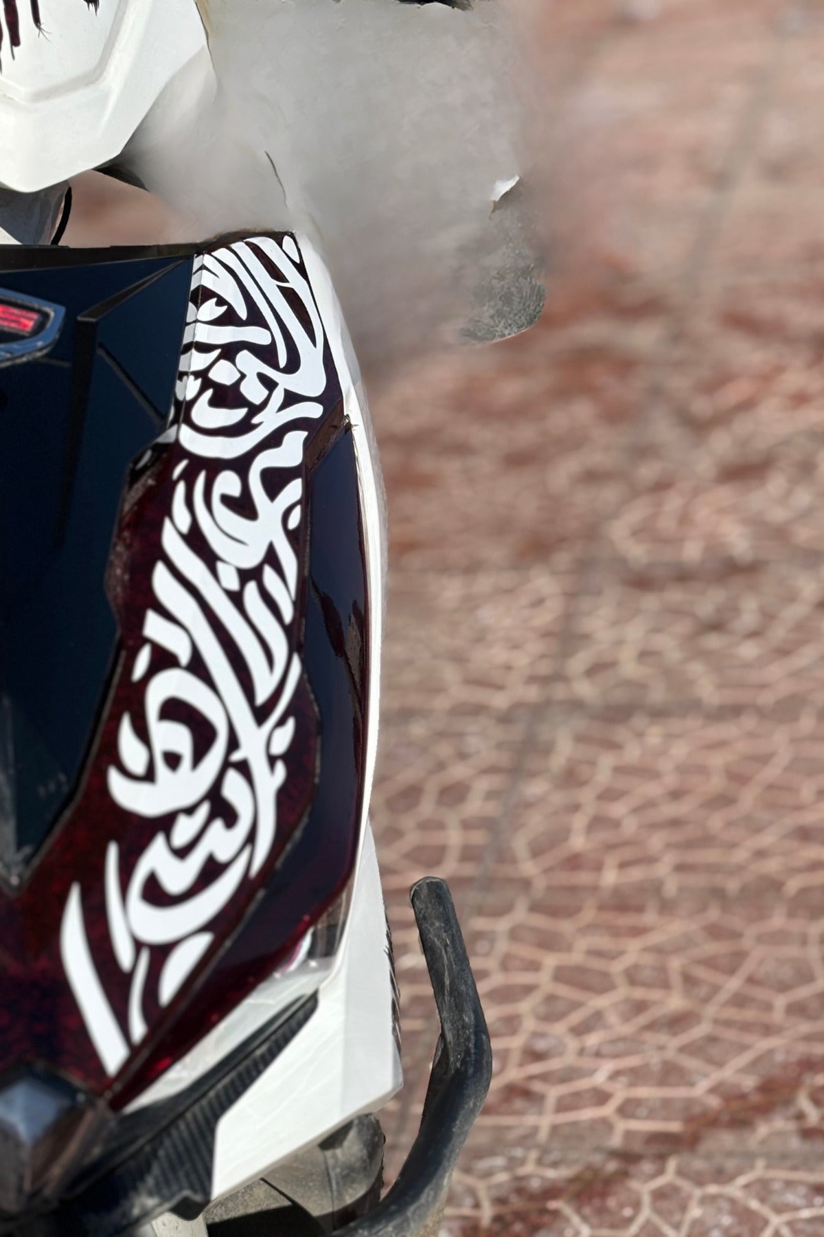 RKS VRS125 Uyumlu Far Üstü Tribal Kaligraf Sticker Etiket (Kesme Biçmesiz Tam Uyumlu)