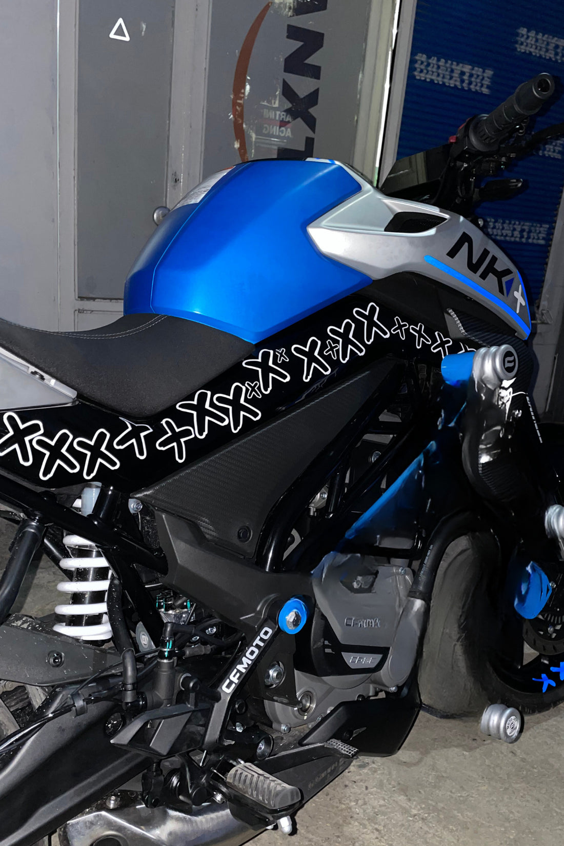 Motor ve Kask için Beyaz Renk XXX Sticker Etiket (24'lü Set )