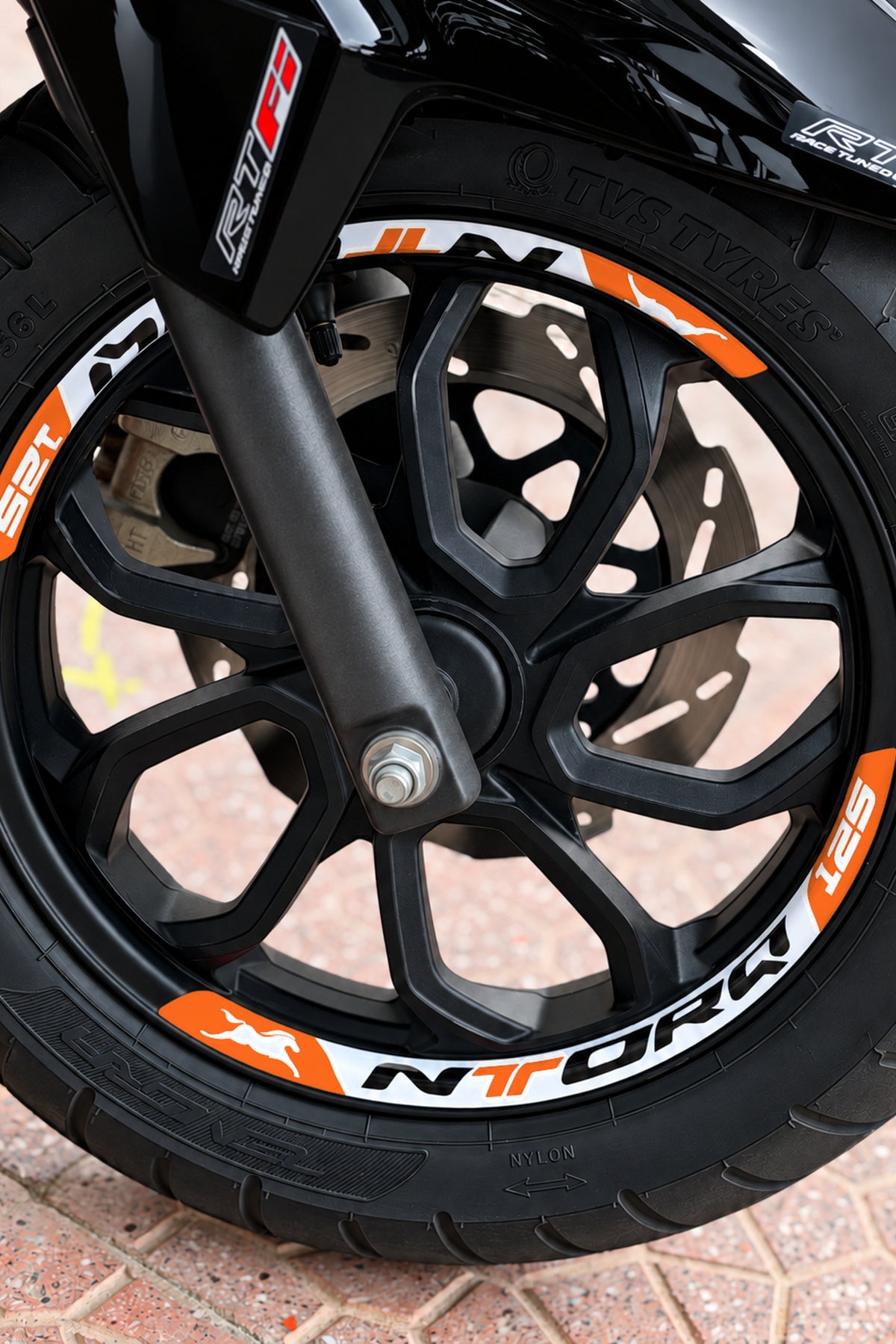 TVS Ntorq 125 için Baskılı Jant Şeridi Sticker Seti (Ön-Arka Tam Yeterli)
