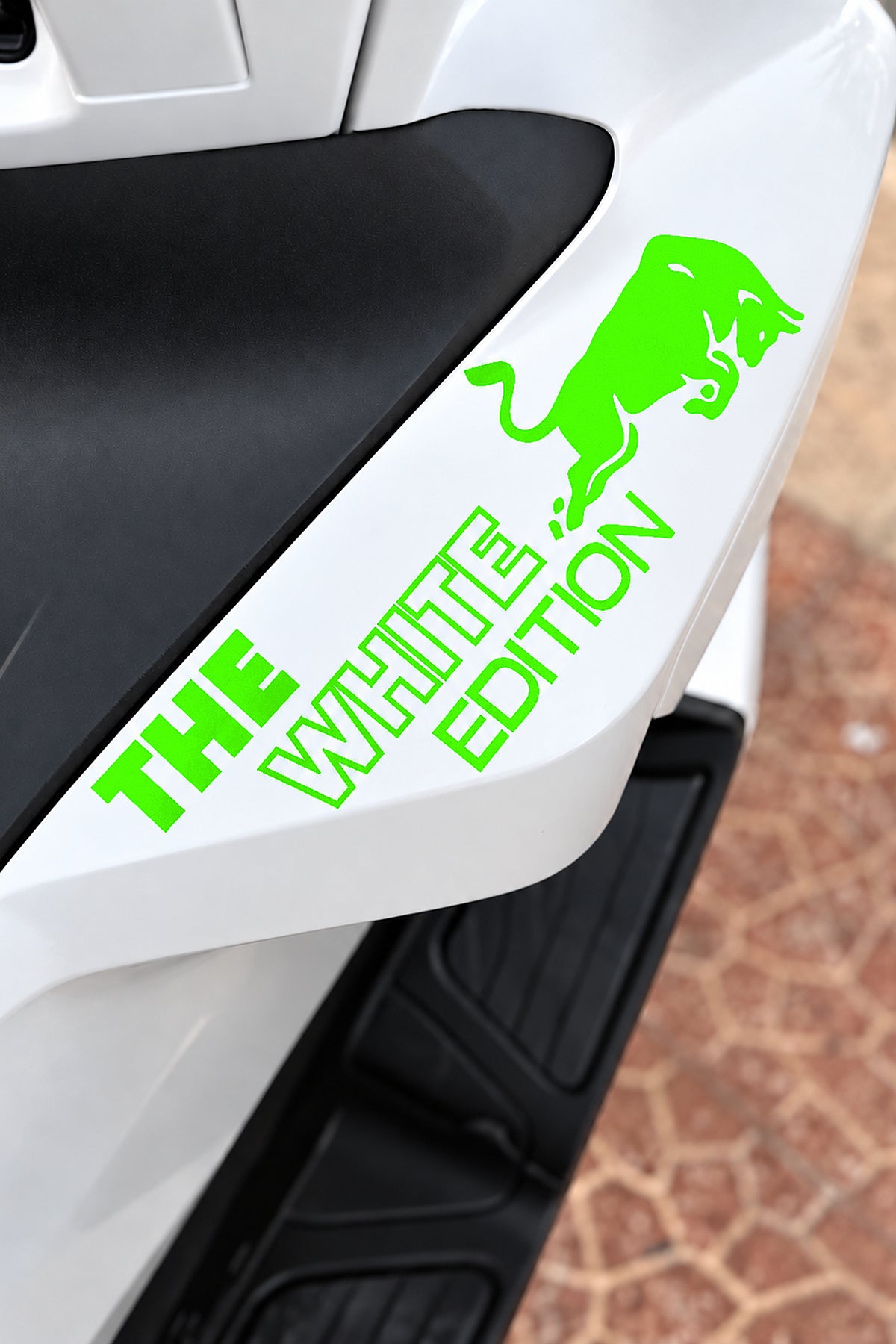 Honda PCX için The White Edition Boğa Enerji Sticker Etiket (1 Adet)