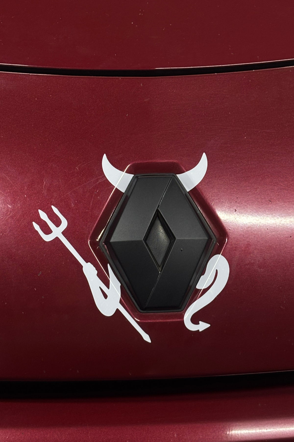 Araba Logosu için Beyaz Renk Şeytan Sticker Seti