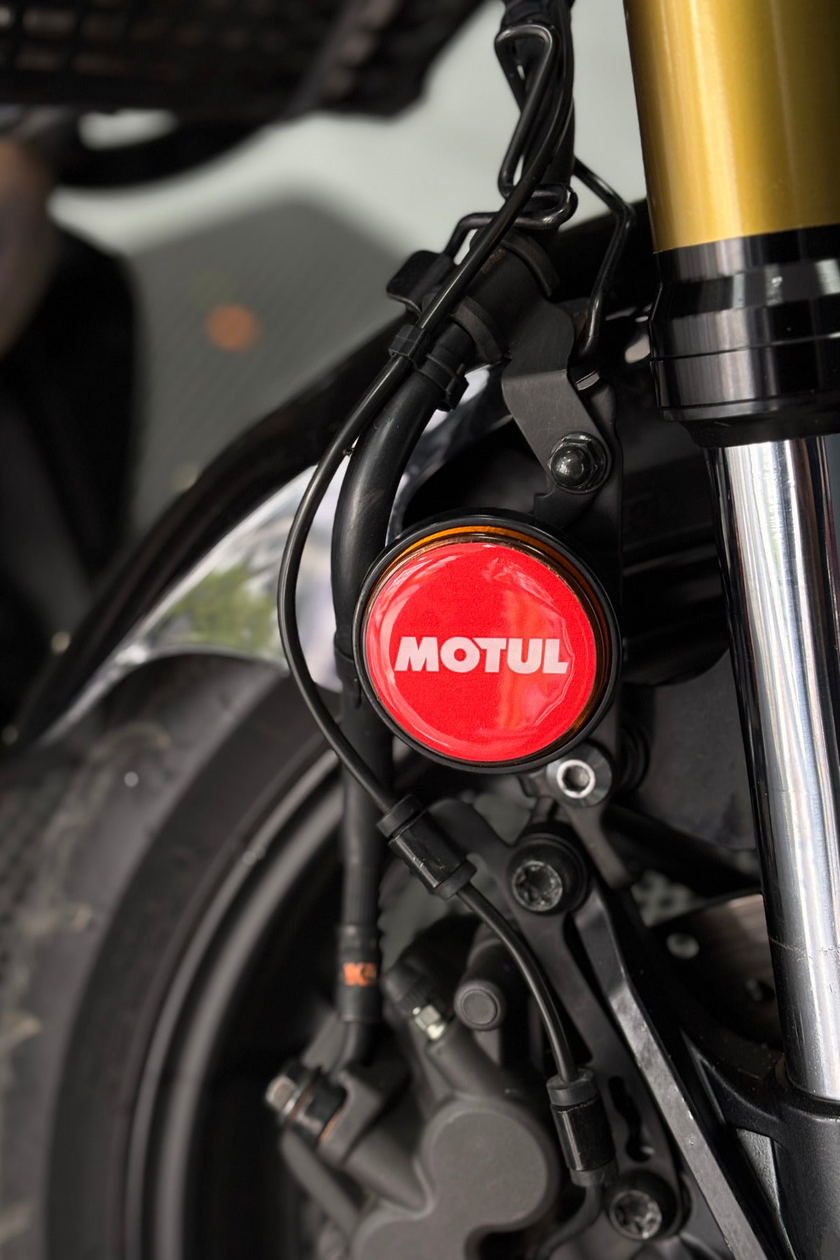 Motosiklet ve Kedigözü Reflektörü için Kırmızı Motul Yuvarlak Damla Sticker Etiket (2 Adet)