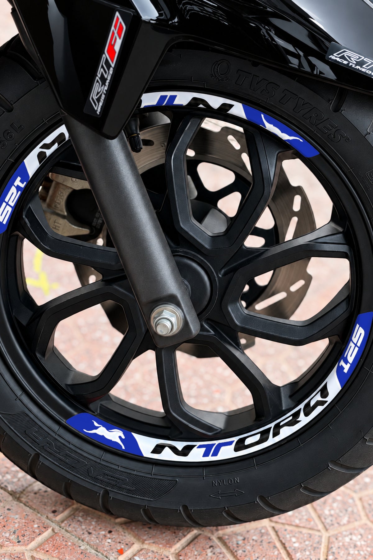 TVS Ntorq 125 için Baskılı Jant Şeridi Sticker Seti (Ön-Arka Tam Yeterli)
