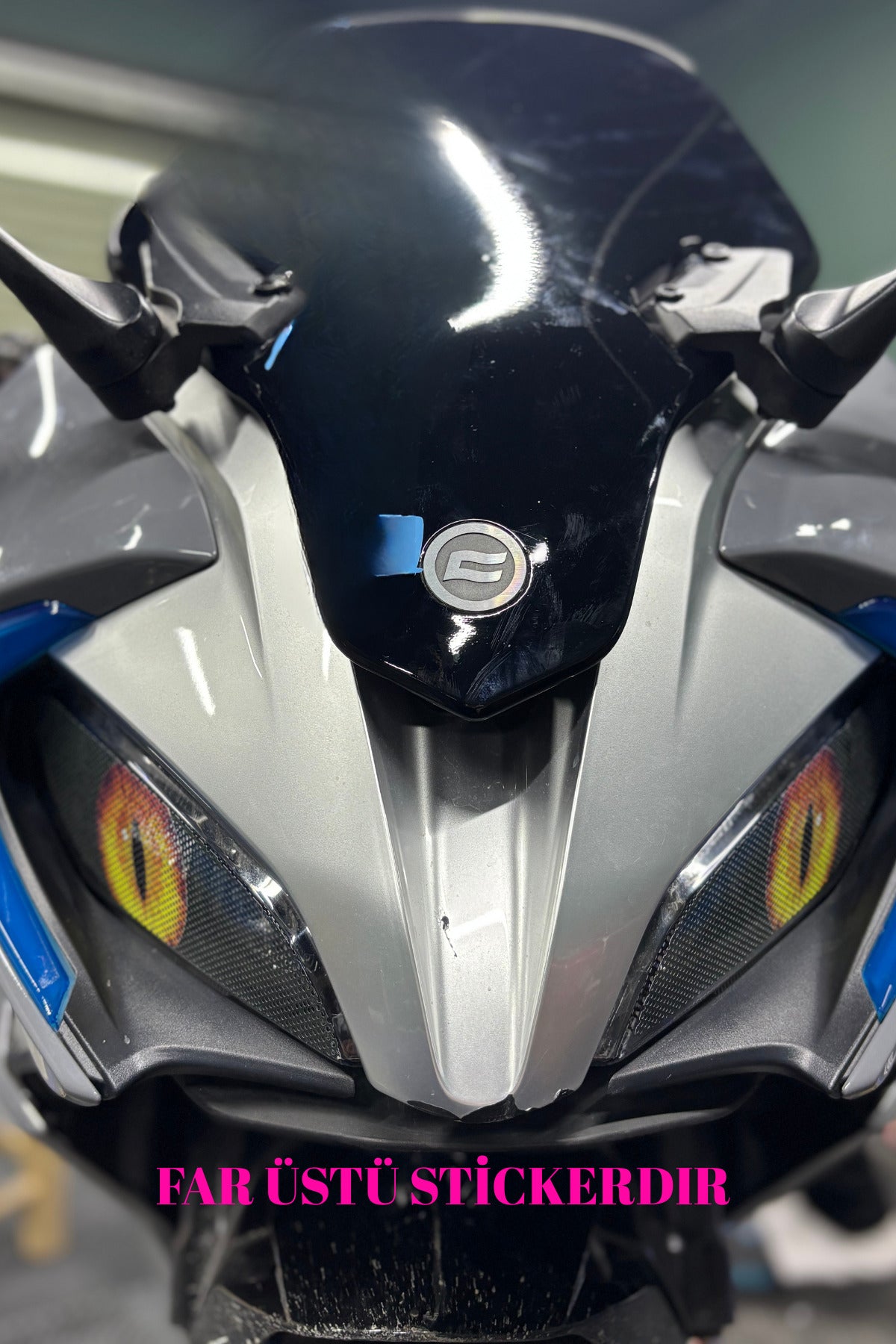 CFMOTO SR250 için Delikli Far Üstü Sticker Seti Aydınlatma Engellemez(Sağ ve Sol)