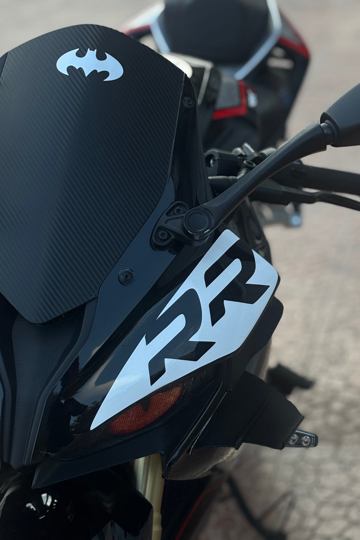 SRK 125R için Beyaz Renk Kafa için RR Yazılı Sticker Etiket
