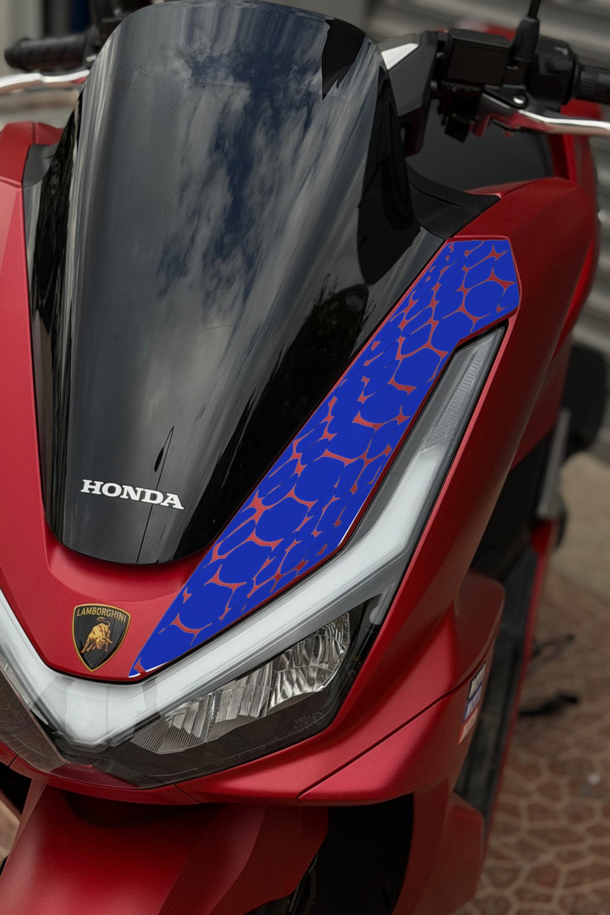 Honda PCX Deluxe için Yeni Kasa 2025-2026 Uyumlu Far Üstü Yılan Pulu Desen Sticker