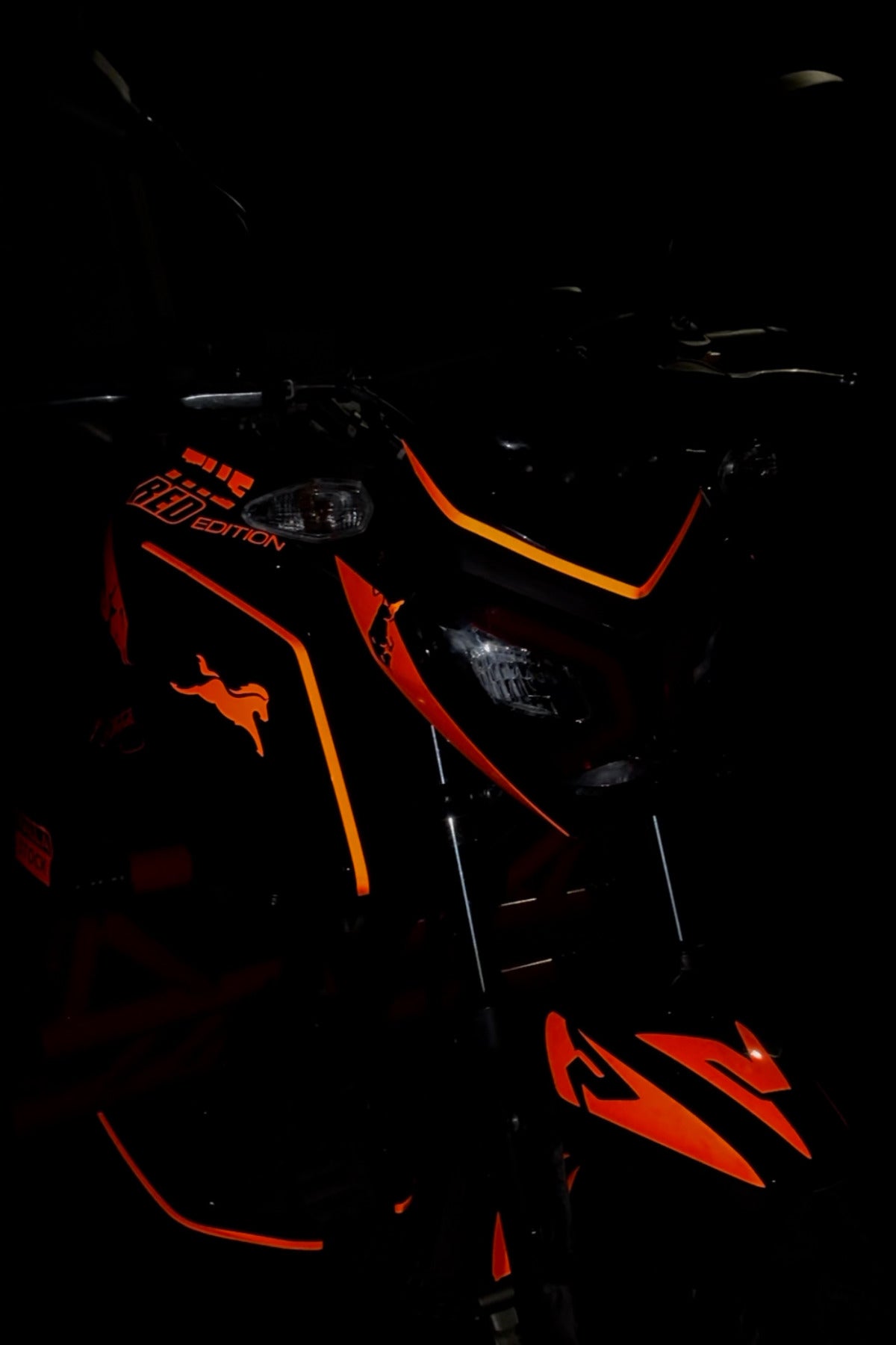 TVS Raider için Komple Reflektörlü Kırmızı Sticker Seti Boğa Enerji Desenli
