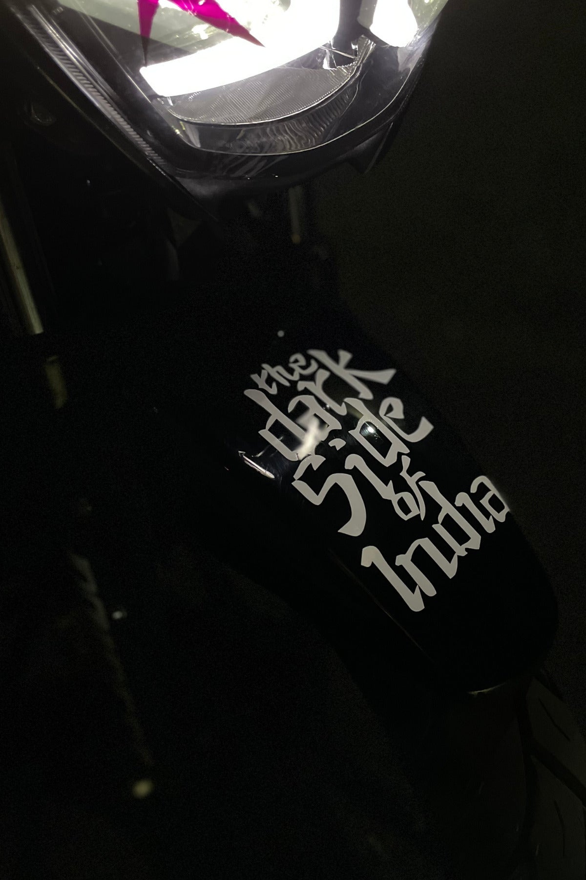 TVS-Bajaj Motor Grubu için Beyaz Renk Dark Side Of Indıa Sticker Etiket 14CM (1 Adet)