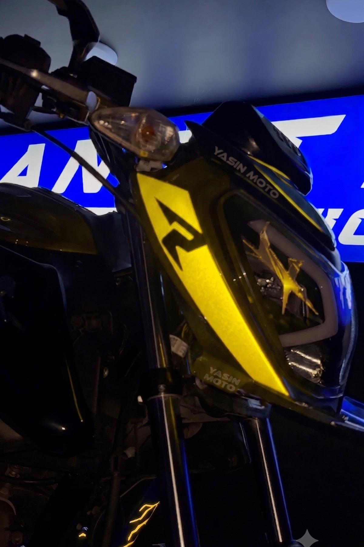 TVS Raider için Reflektif R Logolu Far Kaşı Detay Sticker Etiket (Sağ ve Sol)