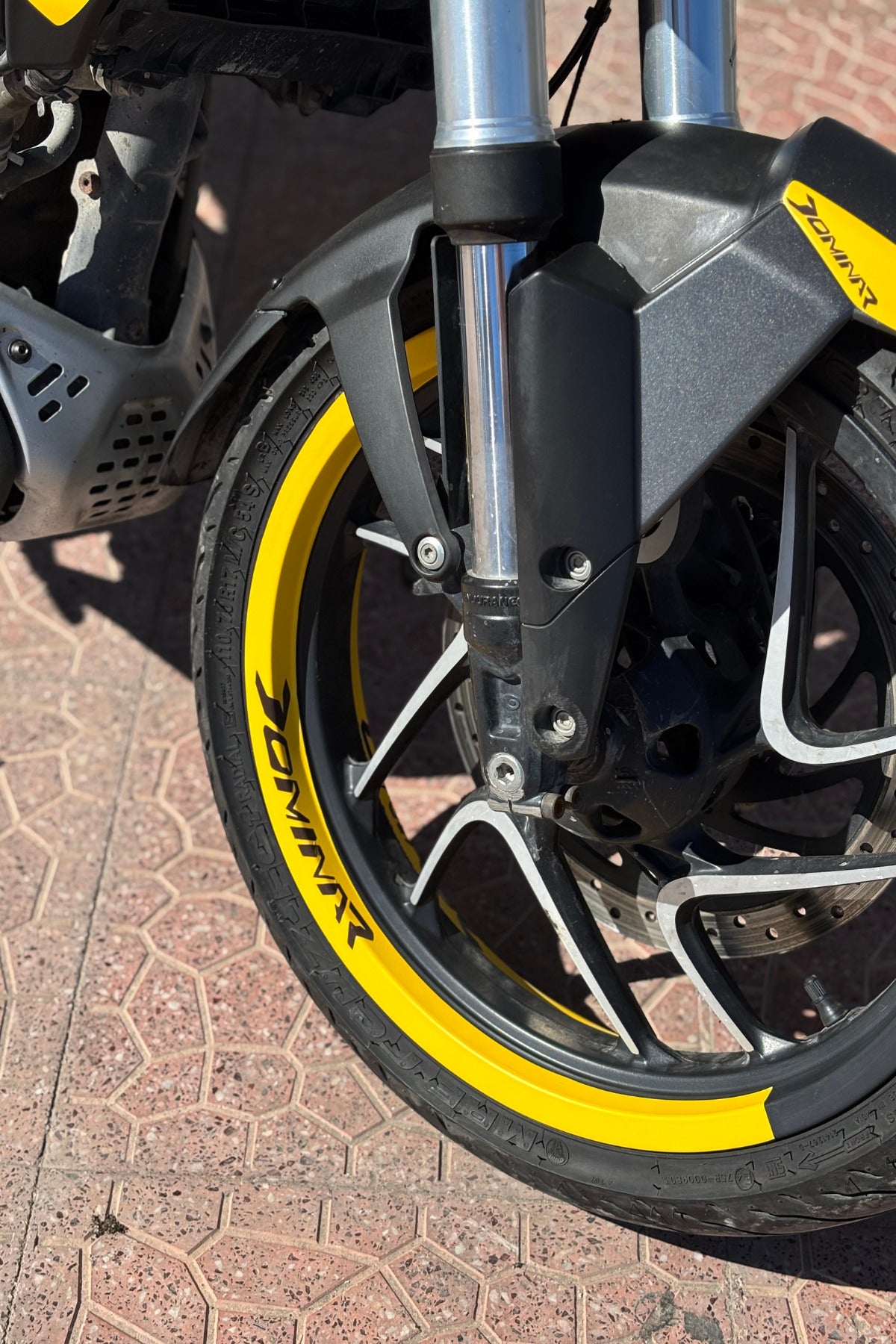 Bajaj Dominar 400 için Mat Sarı Baskılı Komple Sticker Seti