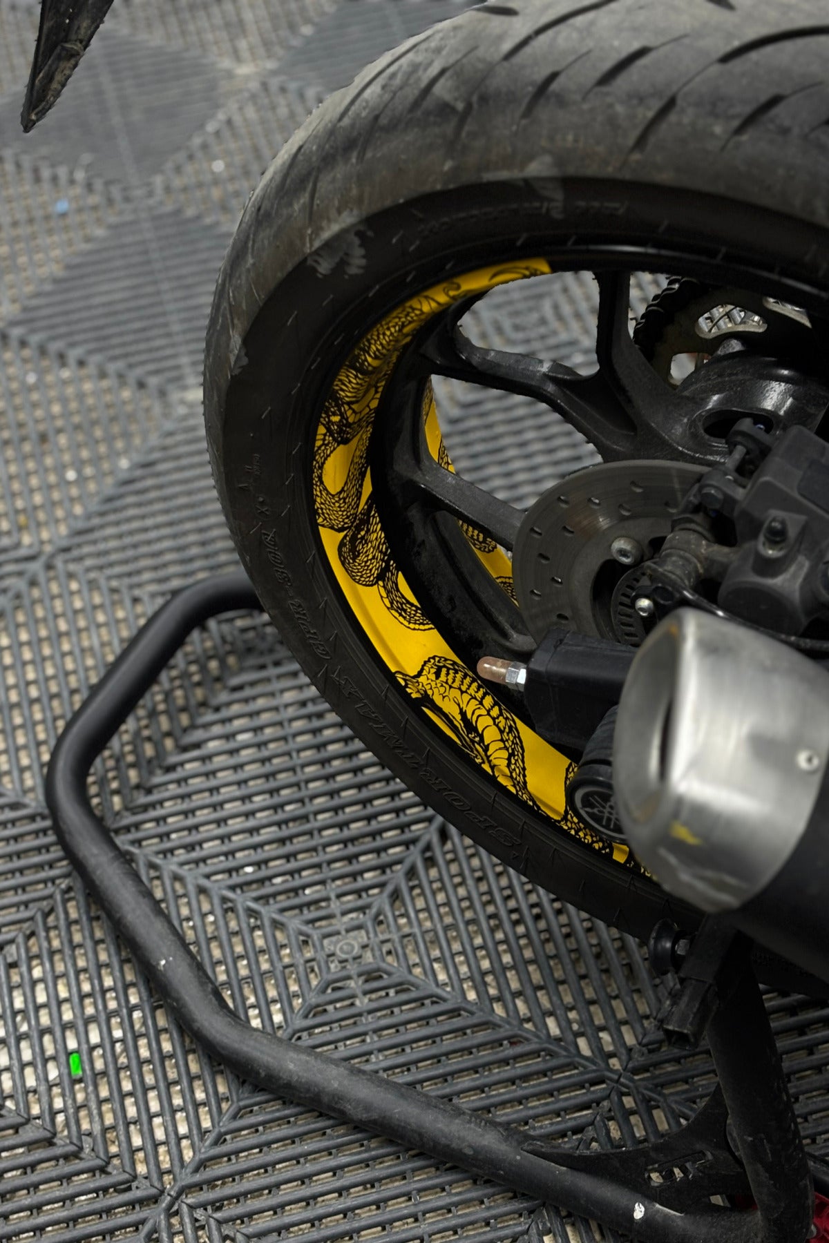 Motosiklet 17 Inch Uyumlu Reflektörlü Sarı Yılan Desenli Yarım Jant Şeridi Sticker Seti (4 Parça)