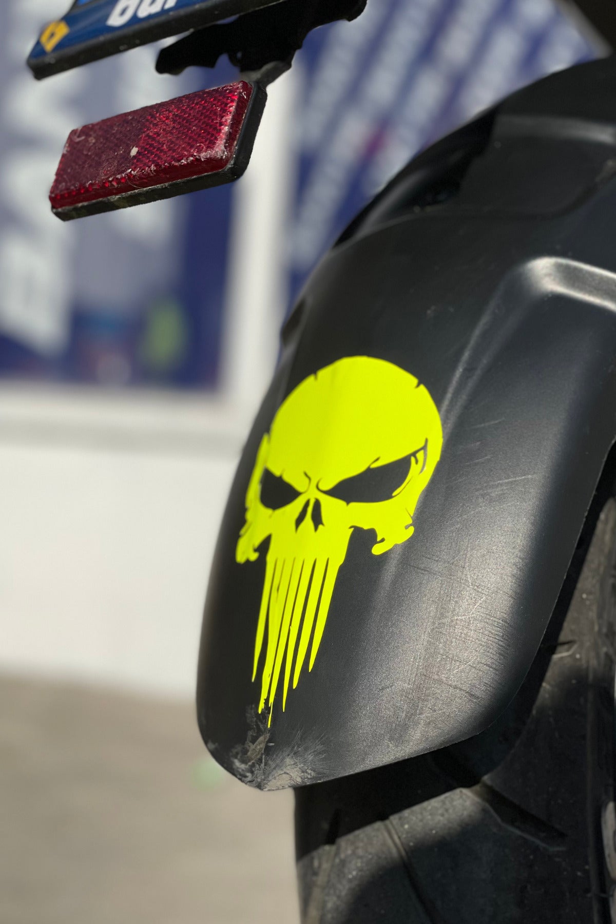 Araba-Kask-Motor için Neon Sarı Punısher Kuru Kafa Sticker Etiket 14CMx9CM (1 Adet)