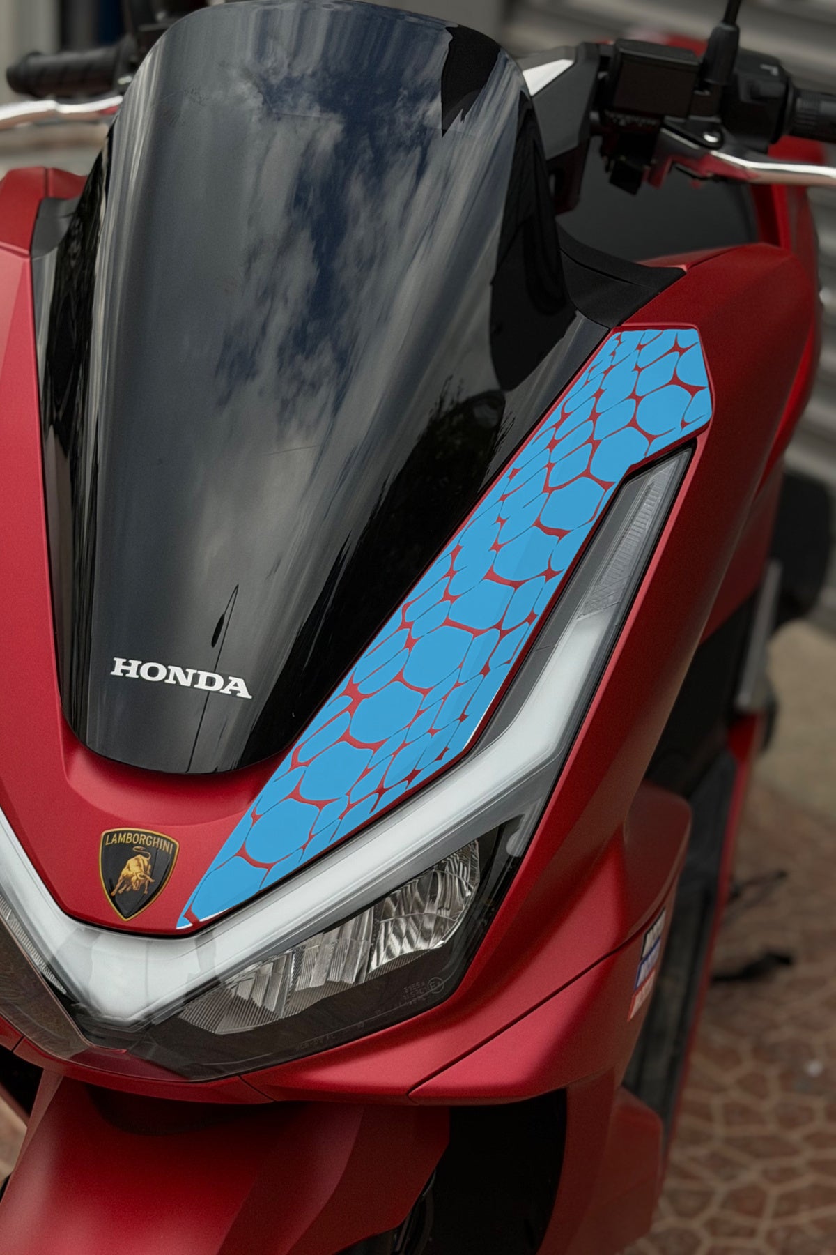 Honda PCX Deluxe için Yeni Kasa 2025-2026 Uyumlu Far Üstü Yılan Pulu Desen Sticker