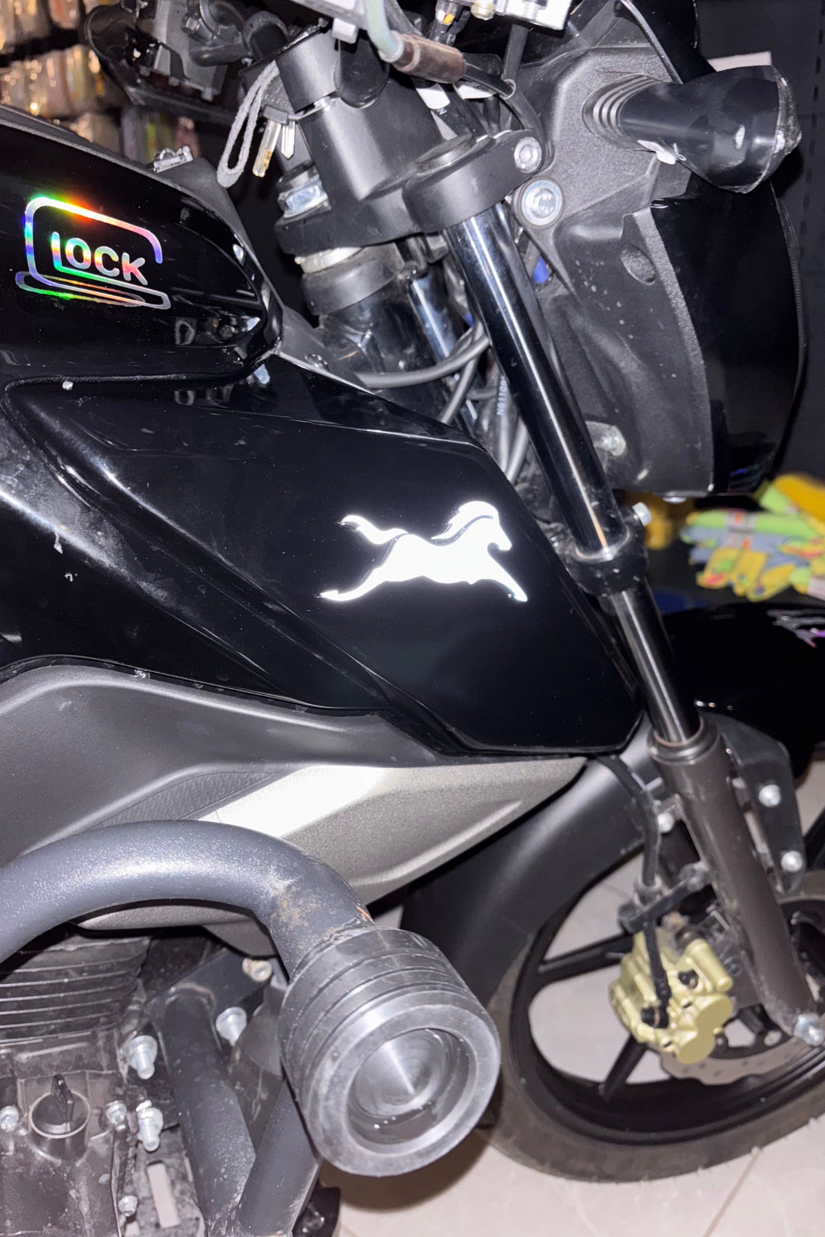TVS Raider ve Apache ile Birebir Uyumlu Reflektörlü Beyaz AT Sticker (Sağ ve Sol )