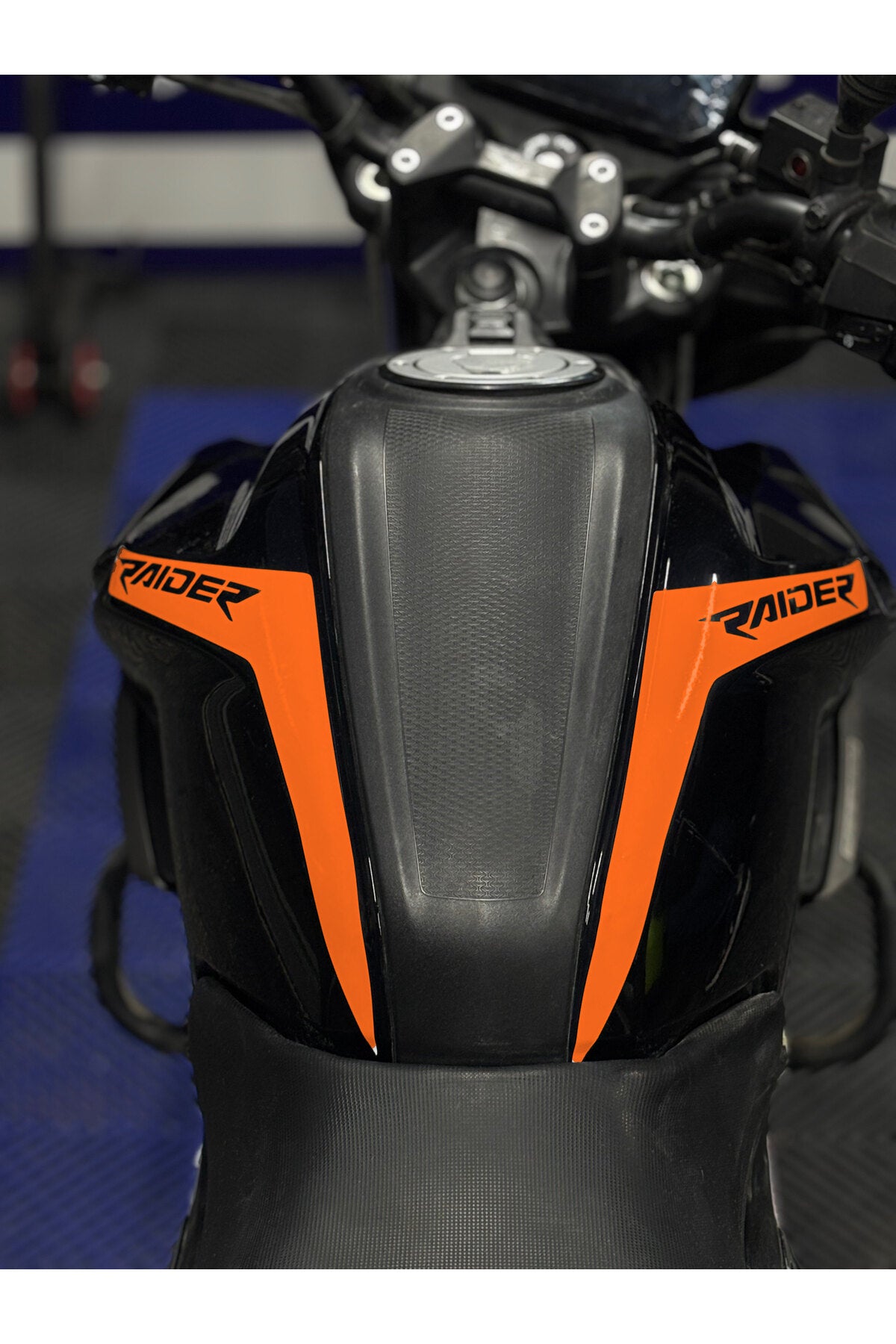 TVS Raider 125 için Raider Yazılı Depo Kordon sticker Etiket (Sağ ve Sol)