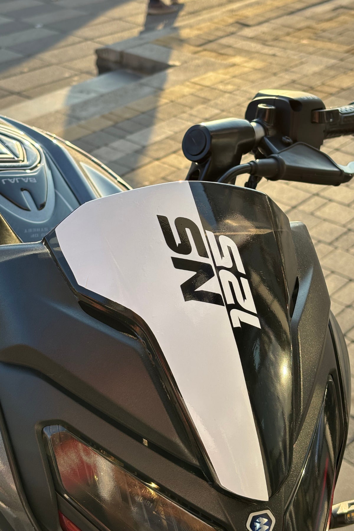 BAJAJ NS125 için Beyaz Renk Kafa Drenajı için Sticker