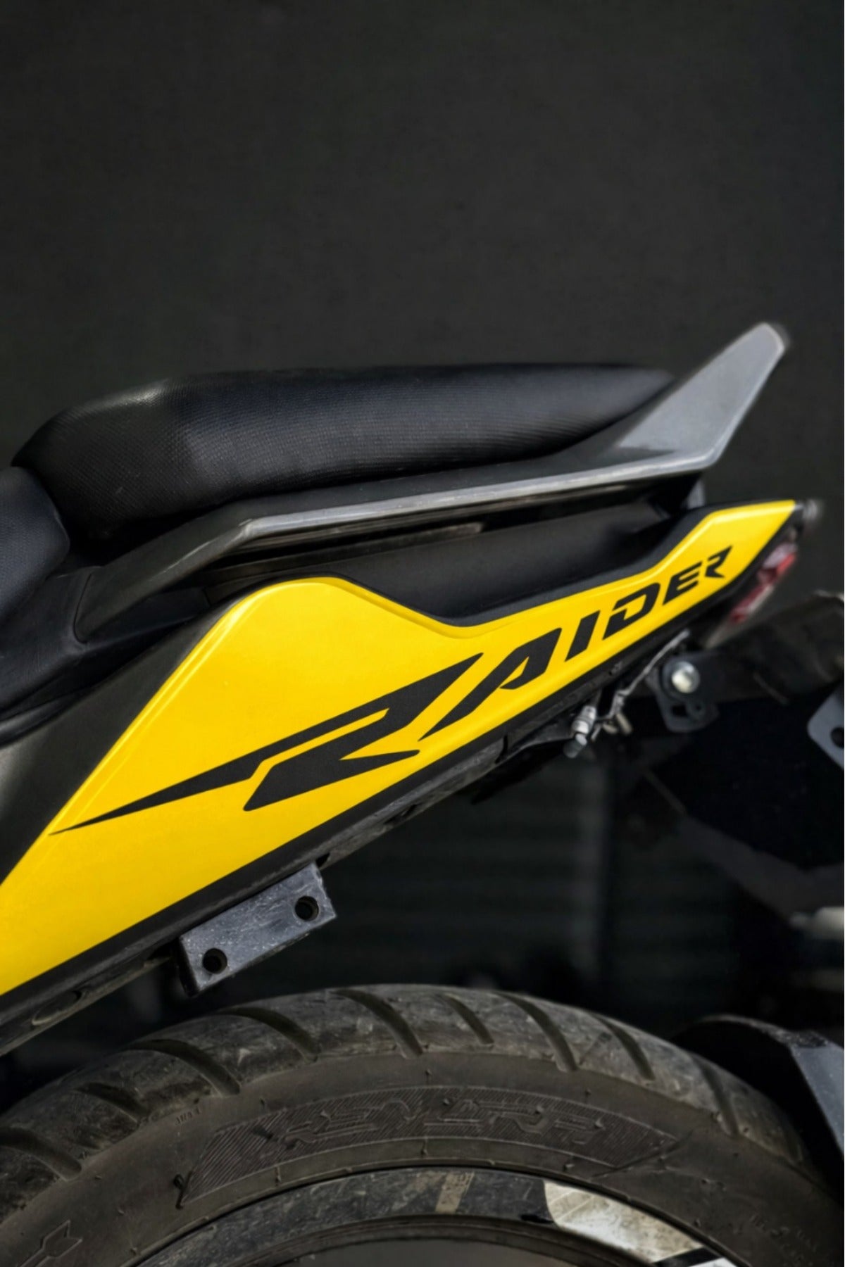 TVS Raider 125 için Arka Sele Altı Grenaj için Raider Yazılı Sarı KAPLAMA Sticker (Sağ ve Sol)