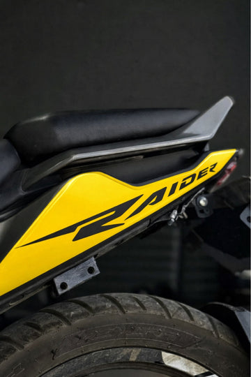 TVS Raider 125 için Arka Sele Altı Grenaj için Raider Yazılı Sarı KAPLAMA Sticker (Sağ ve Sol)