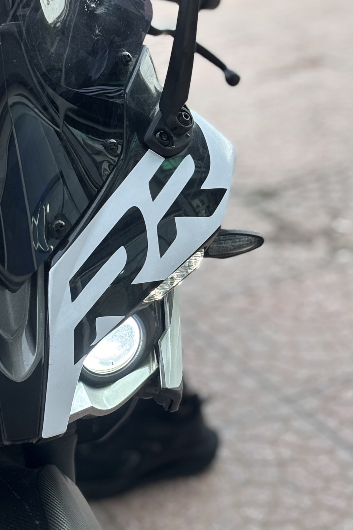 Bajaj Pulsar RS200 için Kafa Grenajı İçin RR Yazılı Sticker