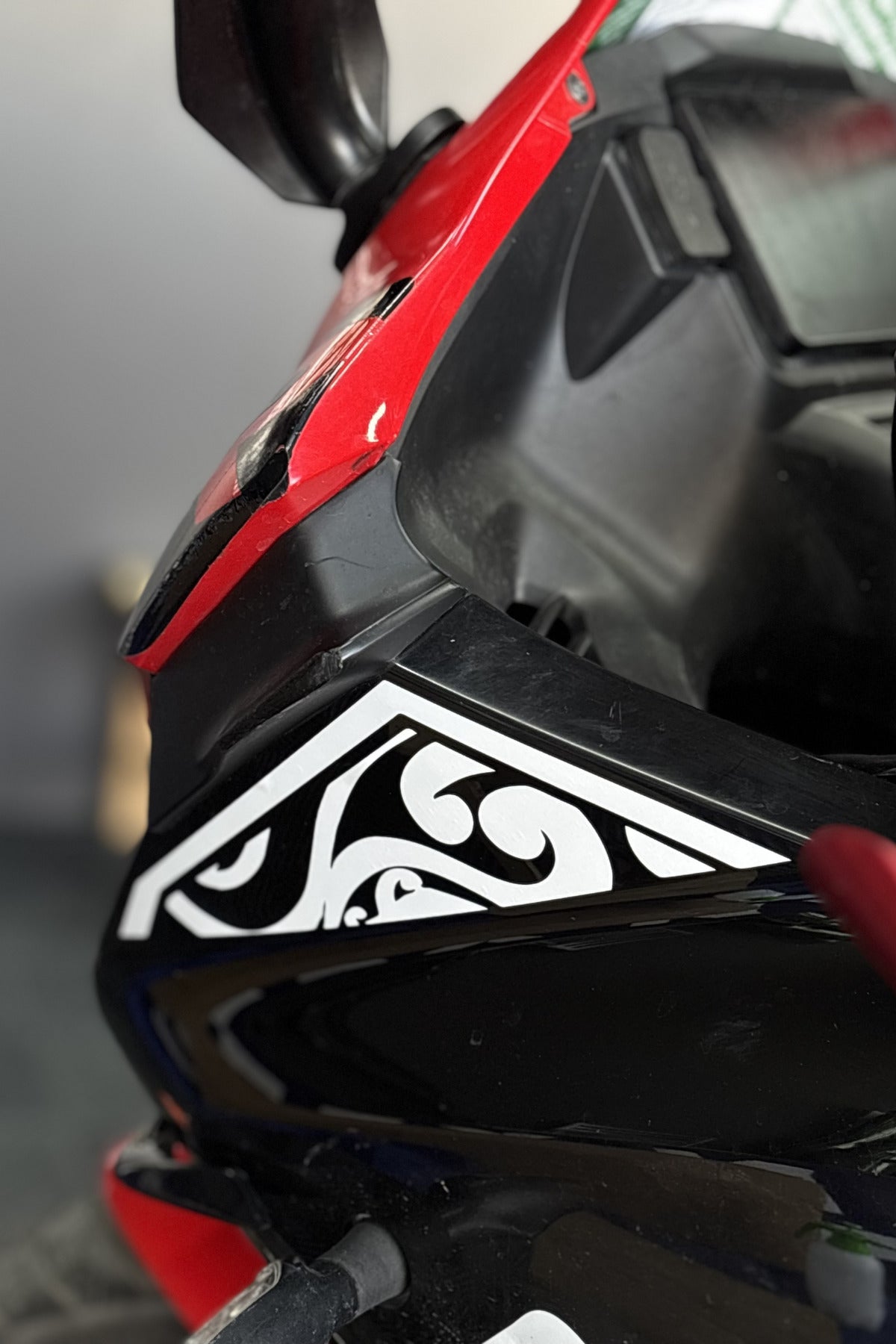 RKS SRK125 için Yan Üçgen Kısımlar için Tribal Desen Sticker Seti (Sağ ve Sol)
