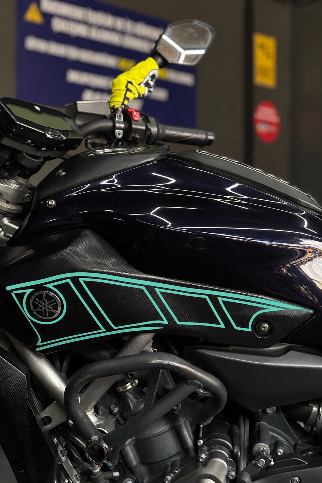 Yamaha MT-07 için Yan Panel için Boşluklu İnce Çizikli Sticker Seti (Sağ ve Sol )