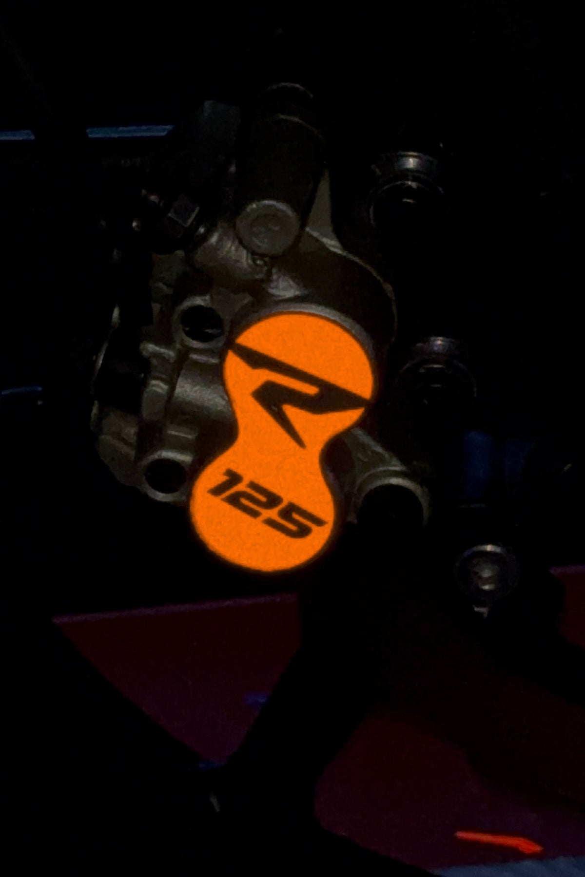 TVS Raider 125 için Reflektörlü Ön Disk Kaliperine Uyumlu R 125 Yazılı Kaliper Sticker Etiket
