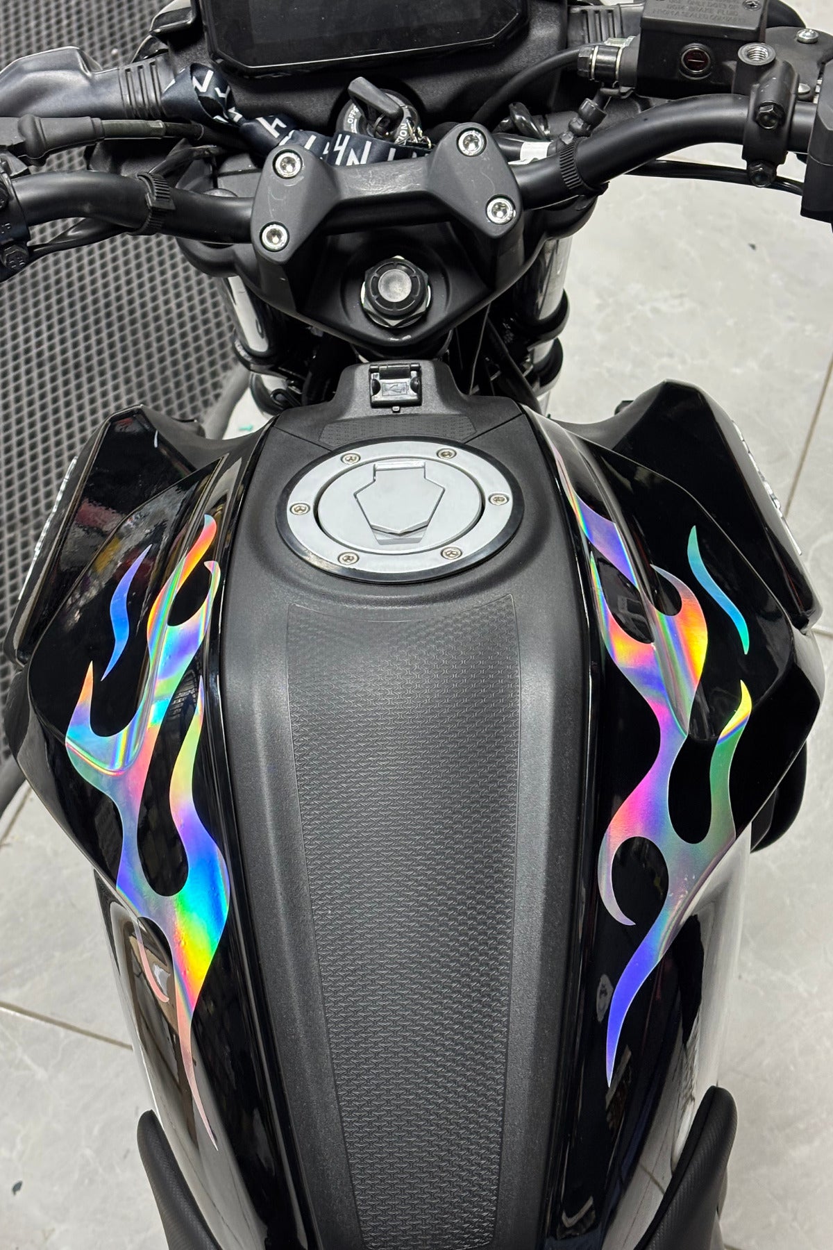 Motor için Hologramlı Renk Değiştiren 2'li Alev Ateş Sticker Etiket Seti (30CMx10CM)
