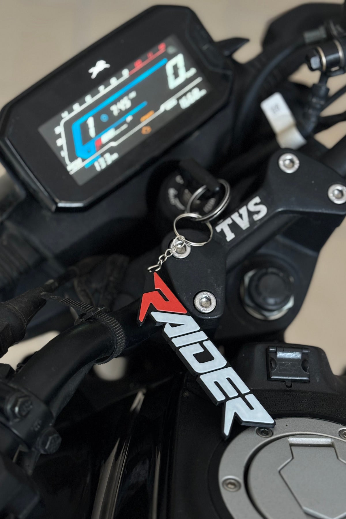 TVS Raider için Kırmızı R Logolu Anahtarlık (1 Adet) (12CM)