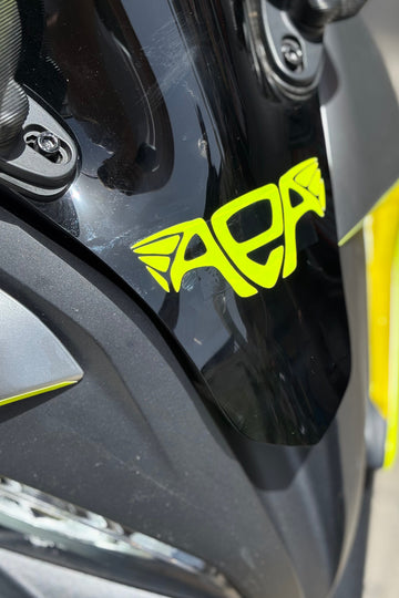 Motor ve Kask için Neon Sarı AEA Altın Elbiseli Adam Sticker Etiket (10CM)