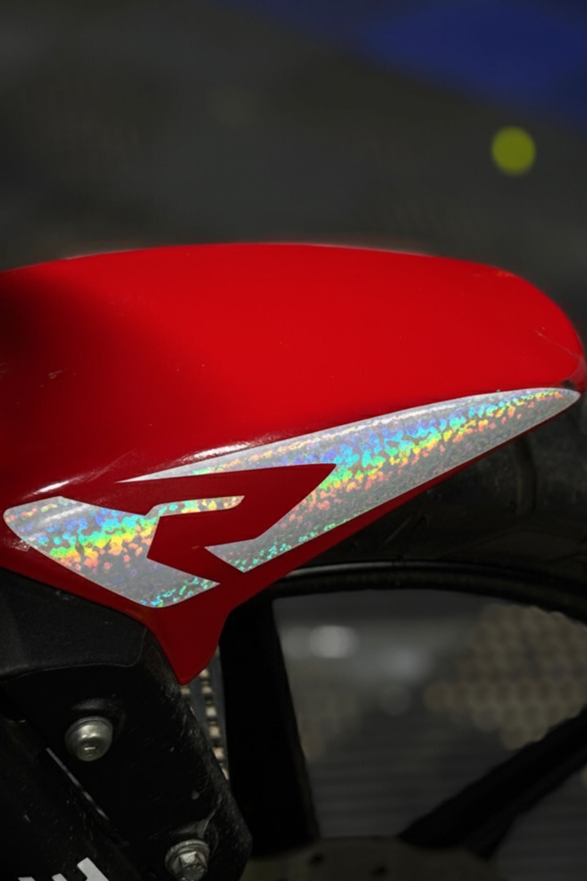 TVS Raider için Çamurluk Ucu R logolu Detay Sticker Etiket (Sağ ve Sol)