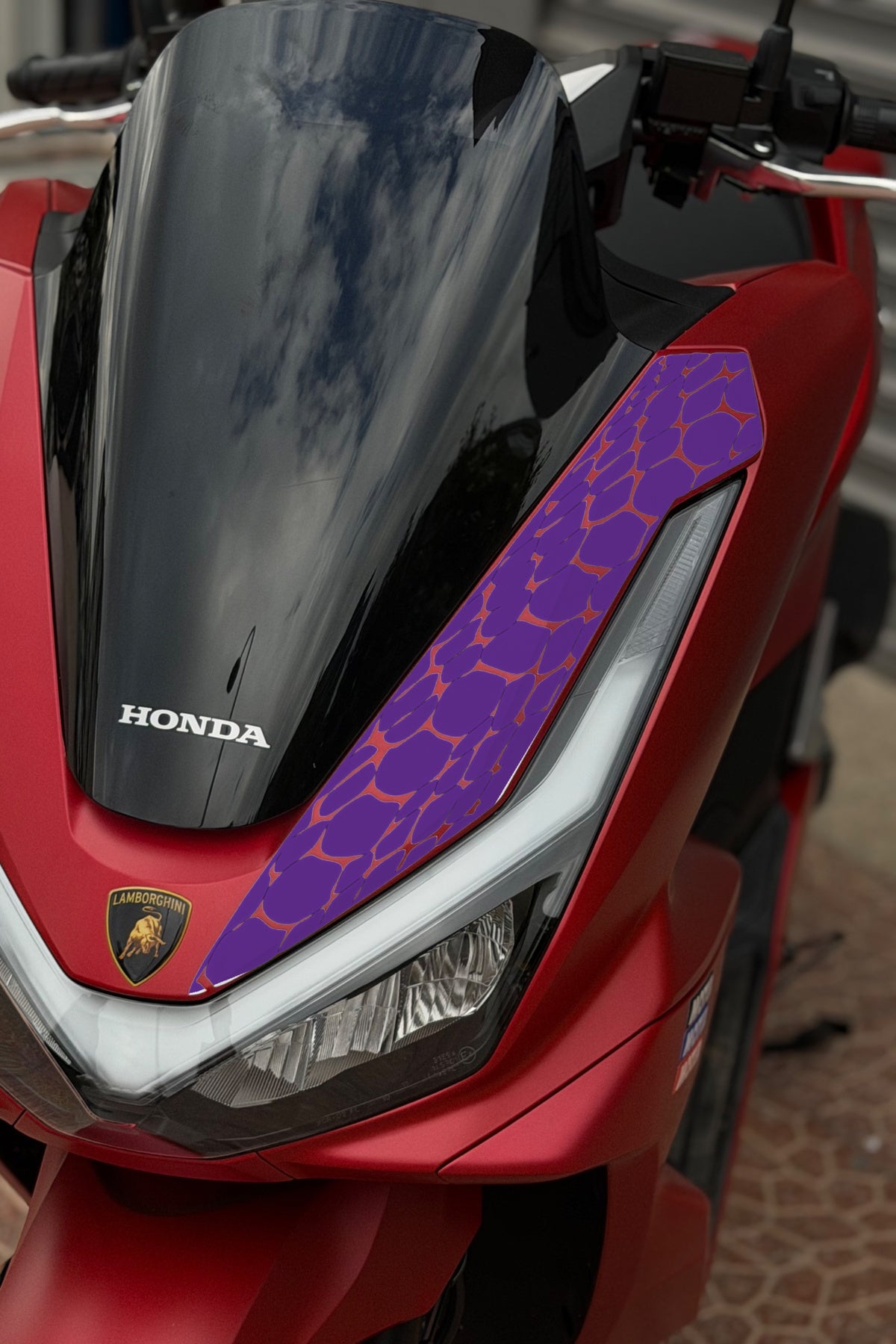 Honda PCX Deluxe için Yeni Kasa 2025-2026 Uyumlu Far Üstü Yılan Pulu Desen Sticker