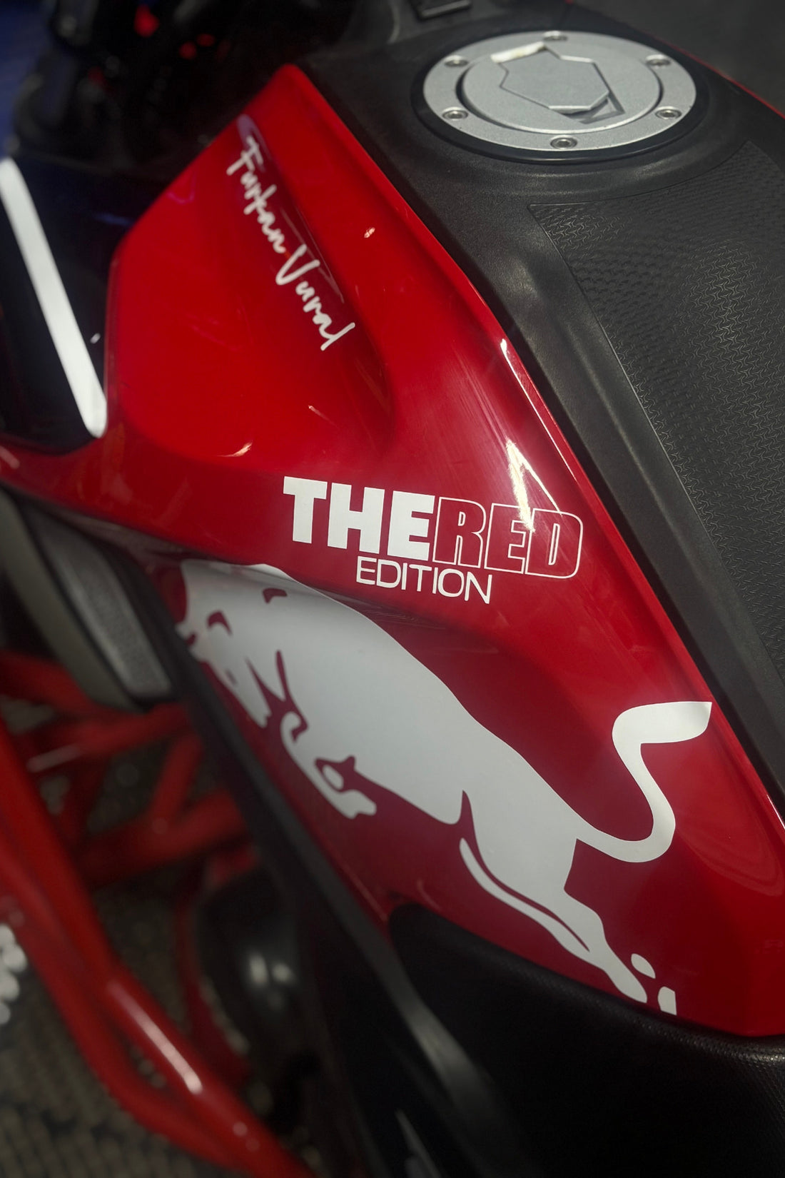 TVS Raider için Beyaz Renk The Red Edition Boğa Enerji Sticker Seti (Sadece TEK Taraf)