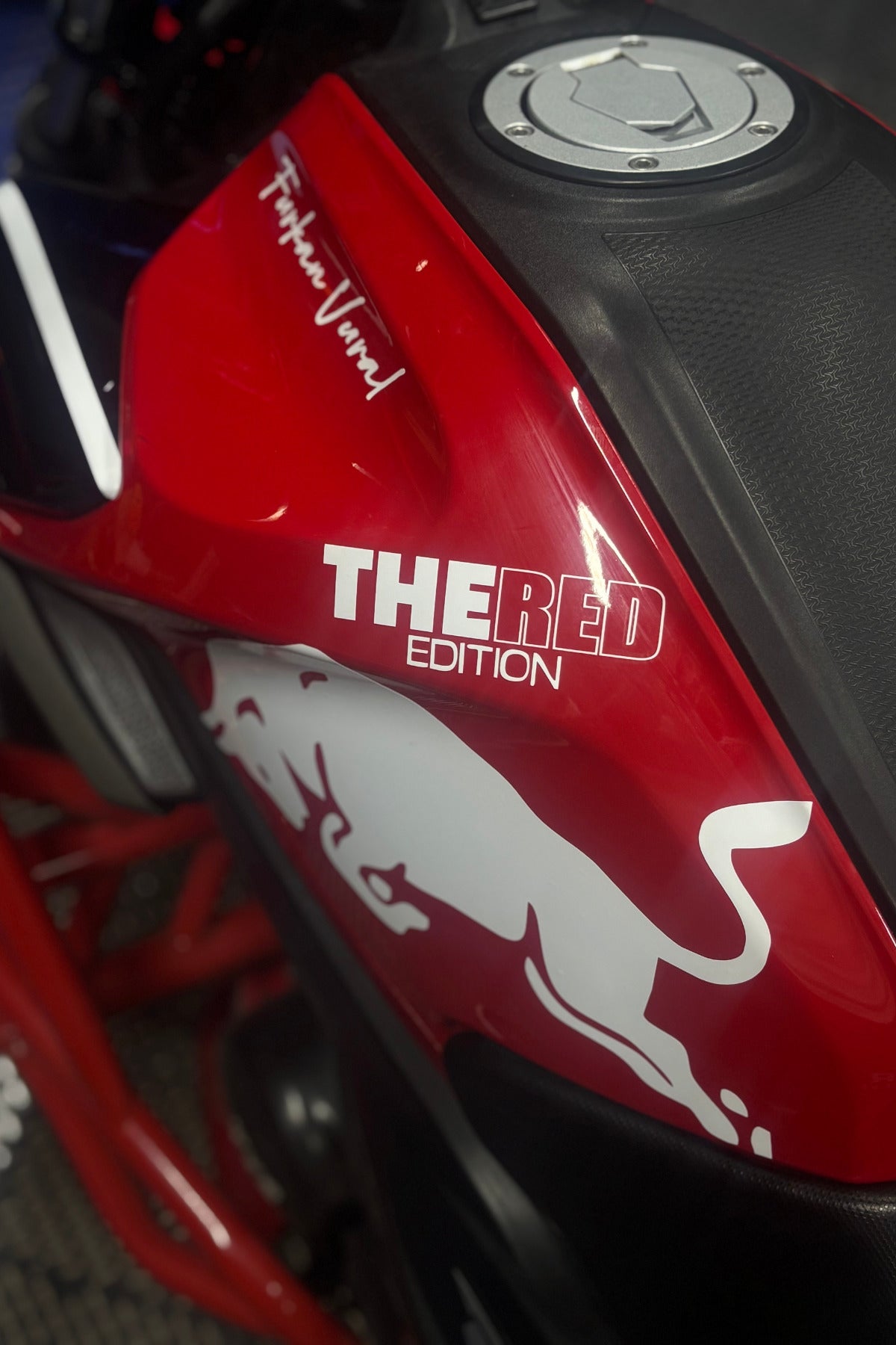 TVS Raider için Beyaz Renk The Red Edition Boğa Enerji Sticker Seti (Sadece TEK Taraf)