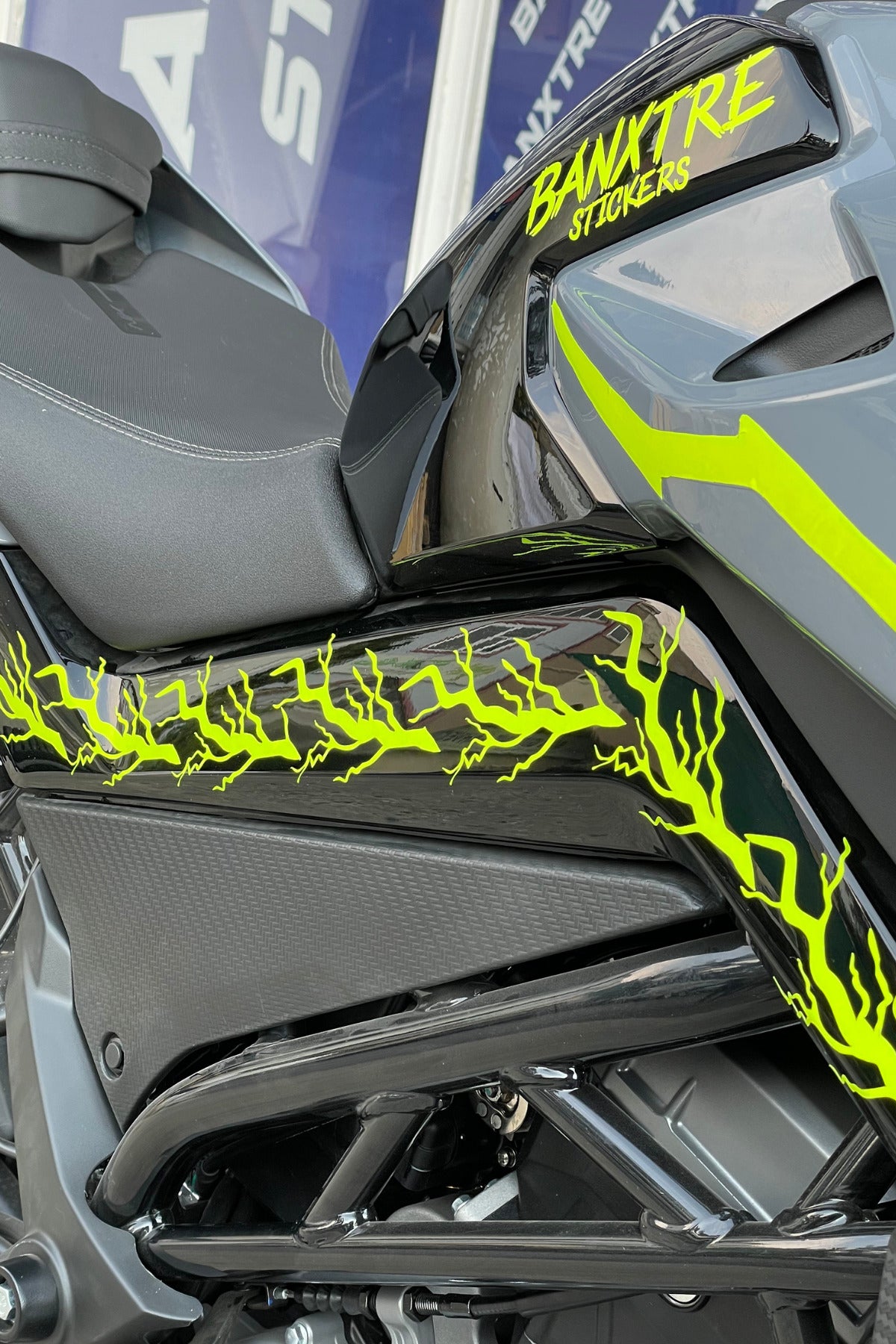 Motor ve Koruma Demiri için Neon Sarı Kalın Yıldırım Şimşek Sticker Etiket (8'li Set)