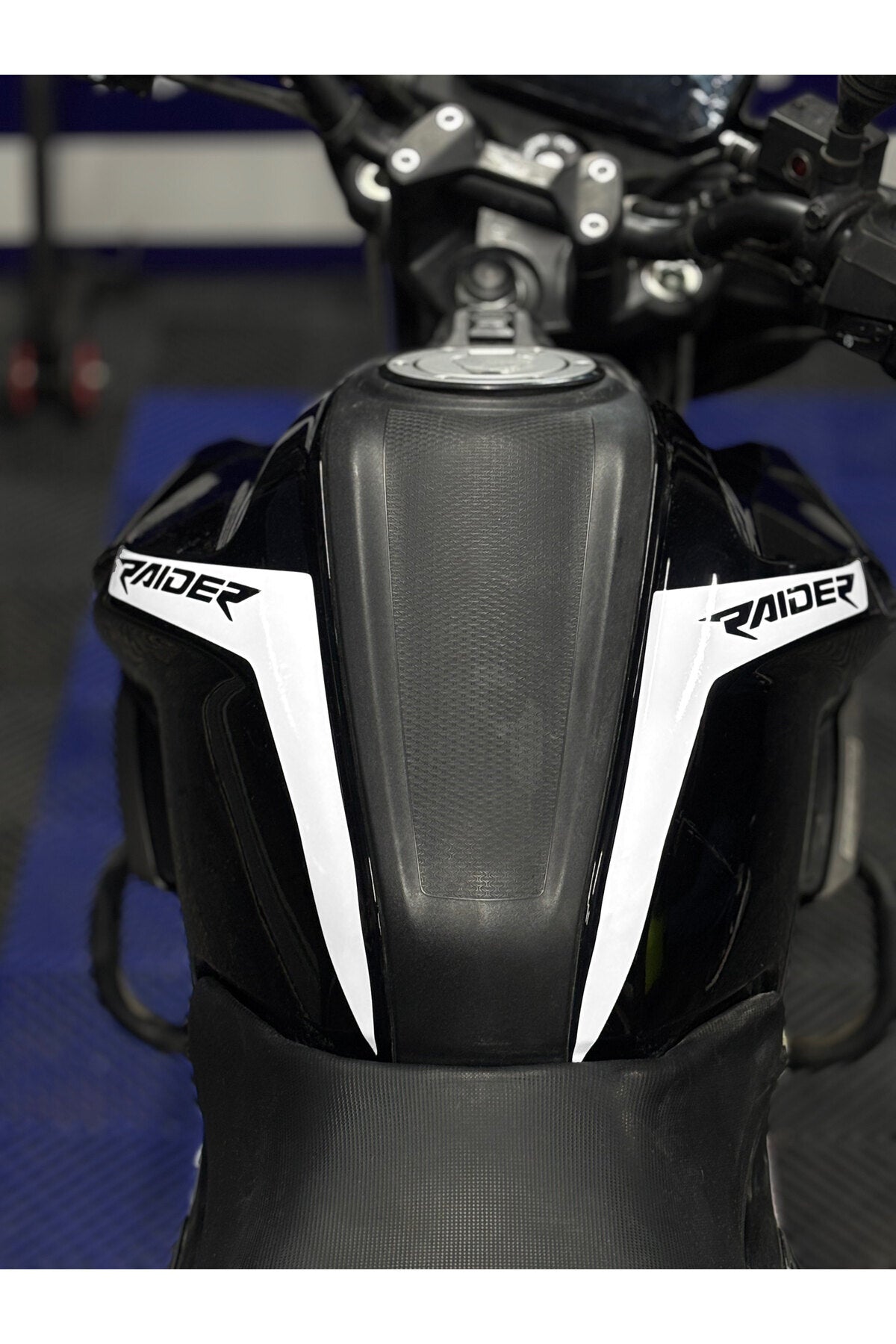 TVS Raider 125 için Raider Yazılı Depo Kordon sticker Etiket (Sağ ve Sol)