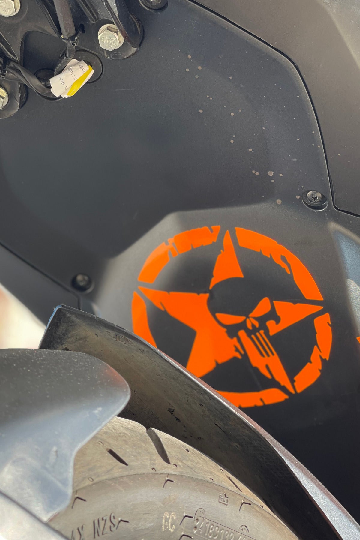 Araba-Kask-Motor için Orafol Parlak Neon Turuncu Yuvarlak Punısher Sticker Etiket 15CMx15CM
