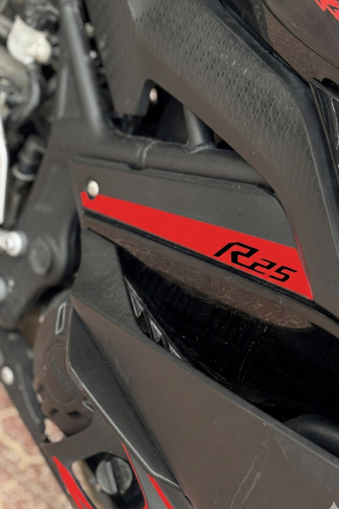 Yamaha R25 için Yan Parça için R25 Yazılı Detay Parça Sticker (2019-2024 arası Uyumludur)