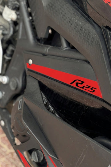 Yamaha R25 için Yan Parça için R25 Yazılı Detay Parça Sticker (2019-2024 arası Uyumludur)