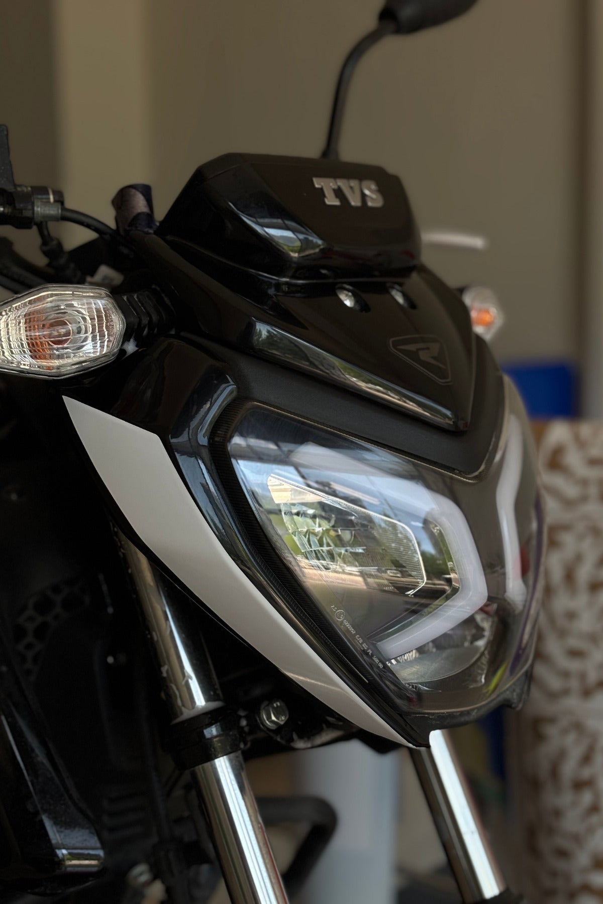 TVS Raider için Far Kaşı Detay Sticker (Sağ ve Sol)