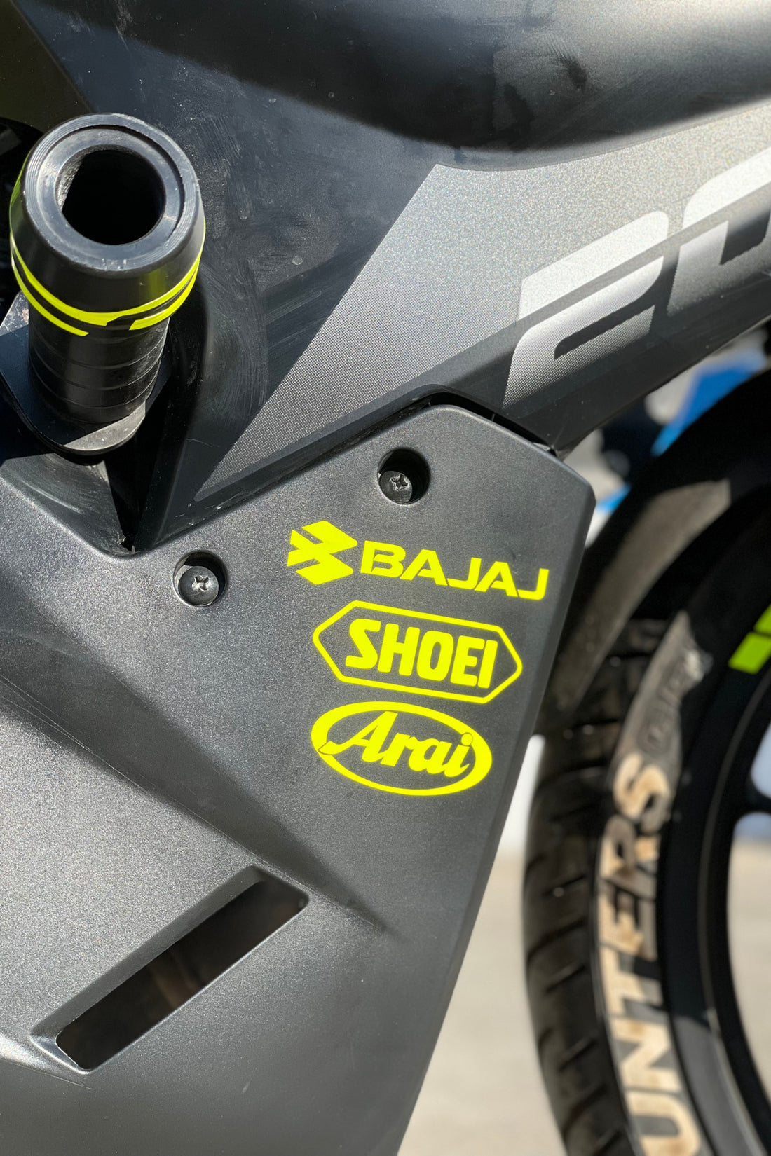 Bajaj Motor Grubu için Sponsor Seti Neon Sarı Shoei-Arai-Bajaj Sticker Etiket 10CMx8CM (1 Adet)
