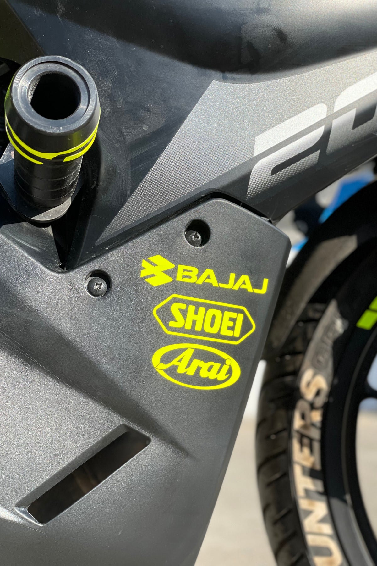 Bajaj Motor Grubu için Sponsor Seti Neon Sarı Shoei-Arai-Bajaj Sticker Etiket 10CMx8CM (1 Adet)