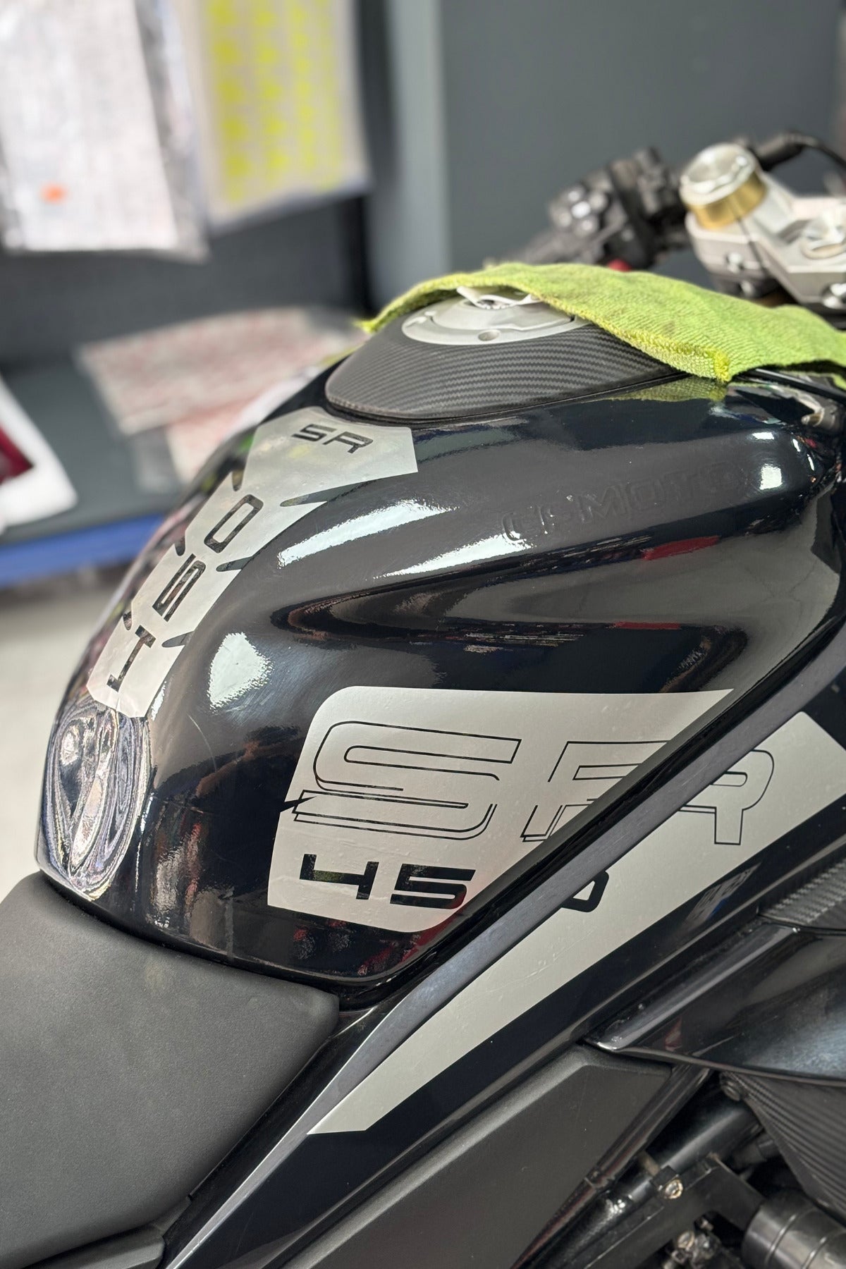 CFMOTO 450SR için Gri Renk Depo Sağ-Sol ve Orta için Çizilme Önleyici Sticker (3 Parça)