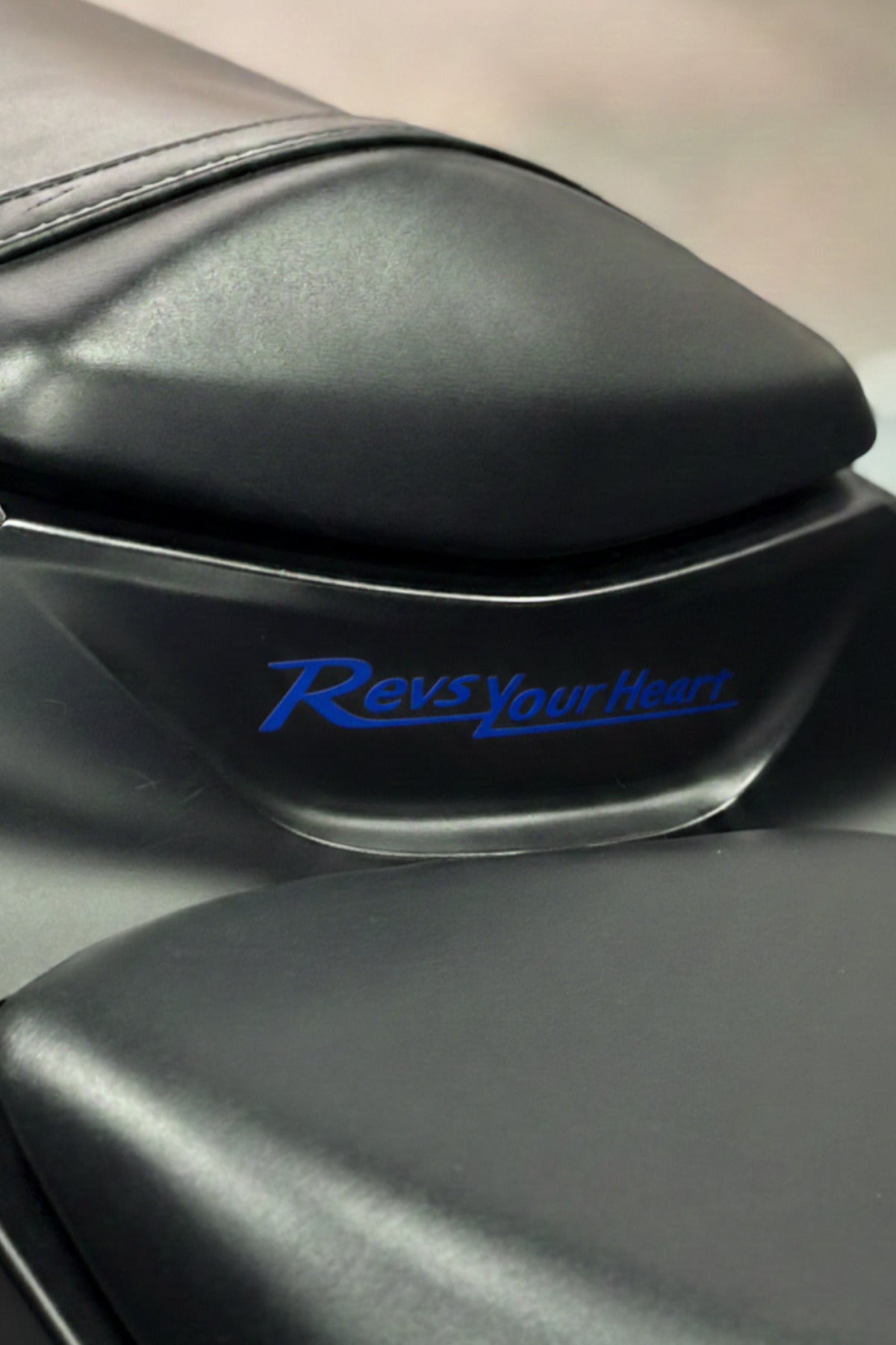Yamaha Motor Grubu için Revs Your Heart Yazılı Sticker (14CMX2.5CM)(1 Adet)