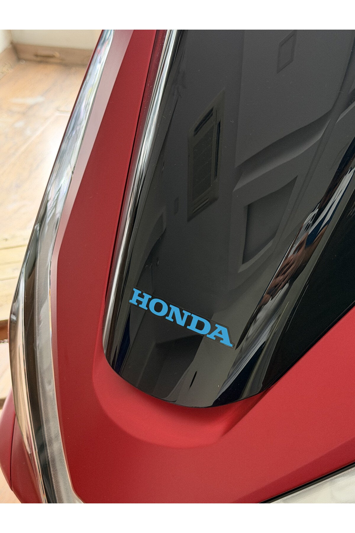 Honda PCX için Tüm Yıllara Uyumlu Ön Cam Orijinal Renkli Cam Yazı Sticker Etiket (1 Adet)