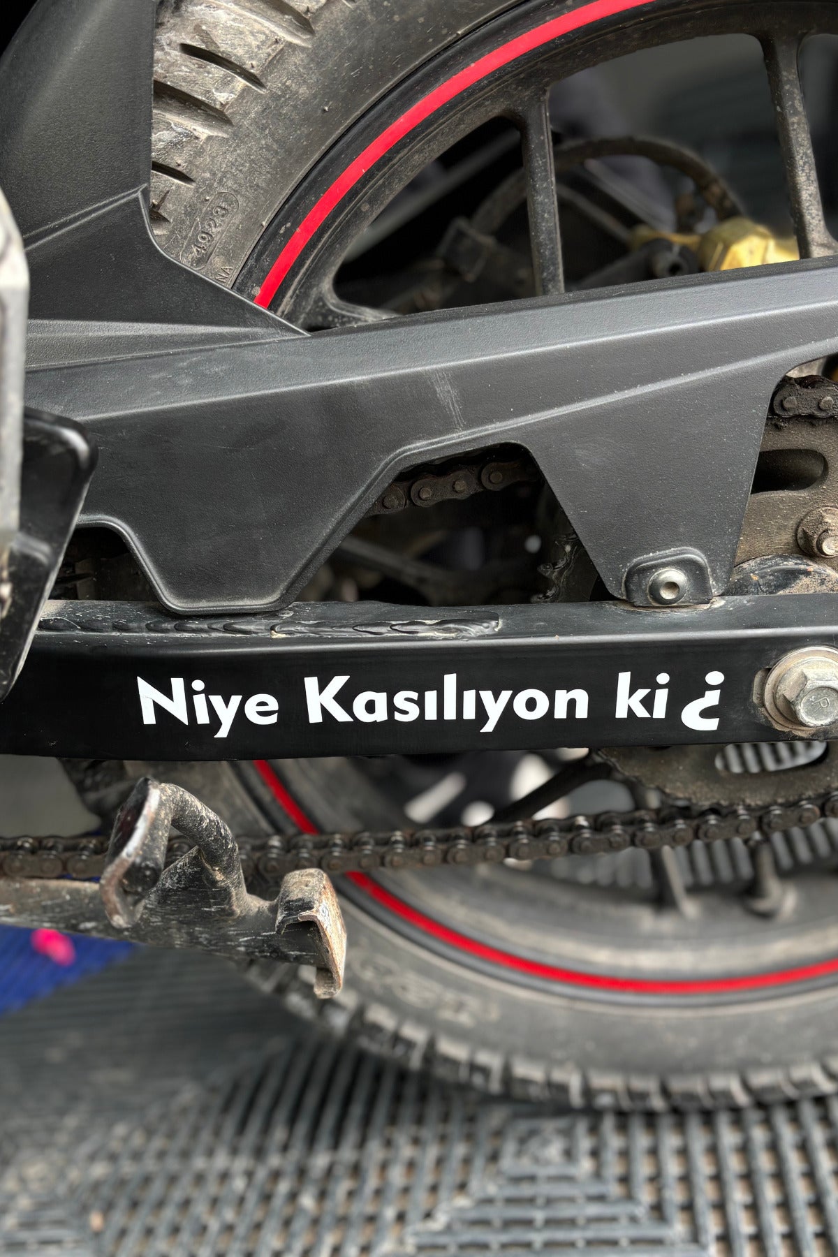 Motosiklet ve Araba için Niye Kasılıyon Ki ? Sticker Etiket (20CM)