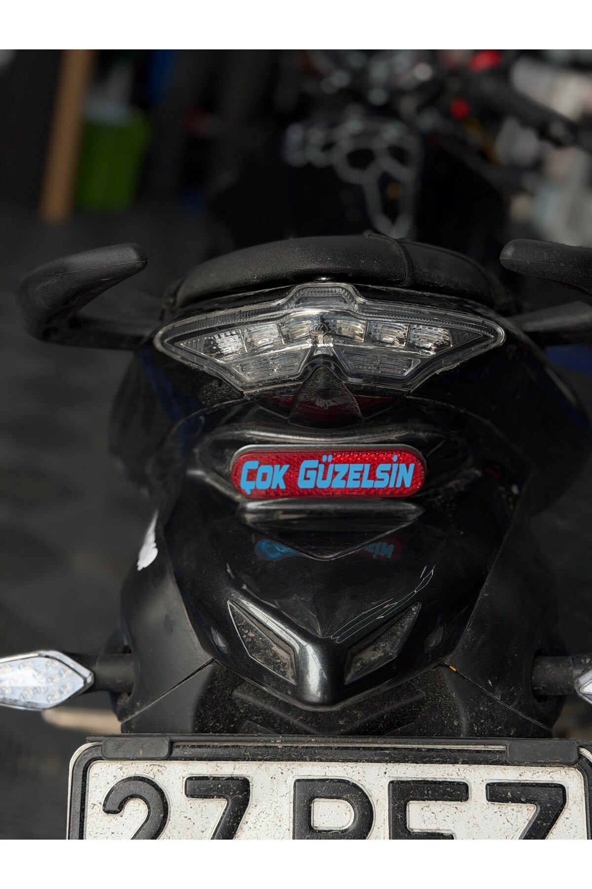 Motosiklet Kedigözü için Çok Güzelsin Düz Yazı Sticker Etiket ( 8CMx2CM)