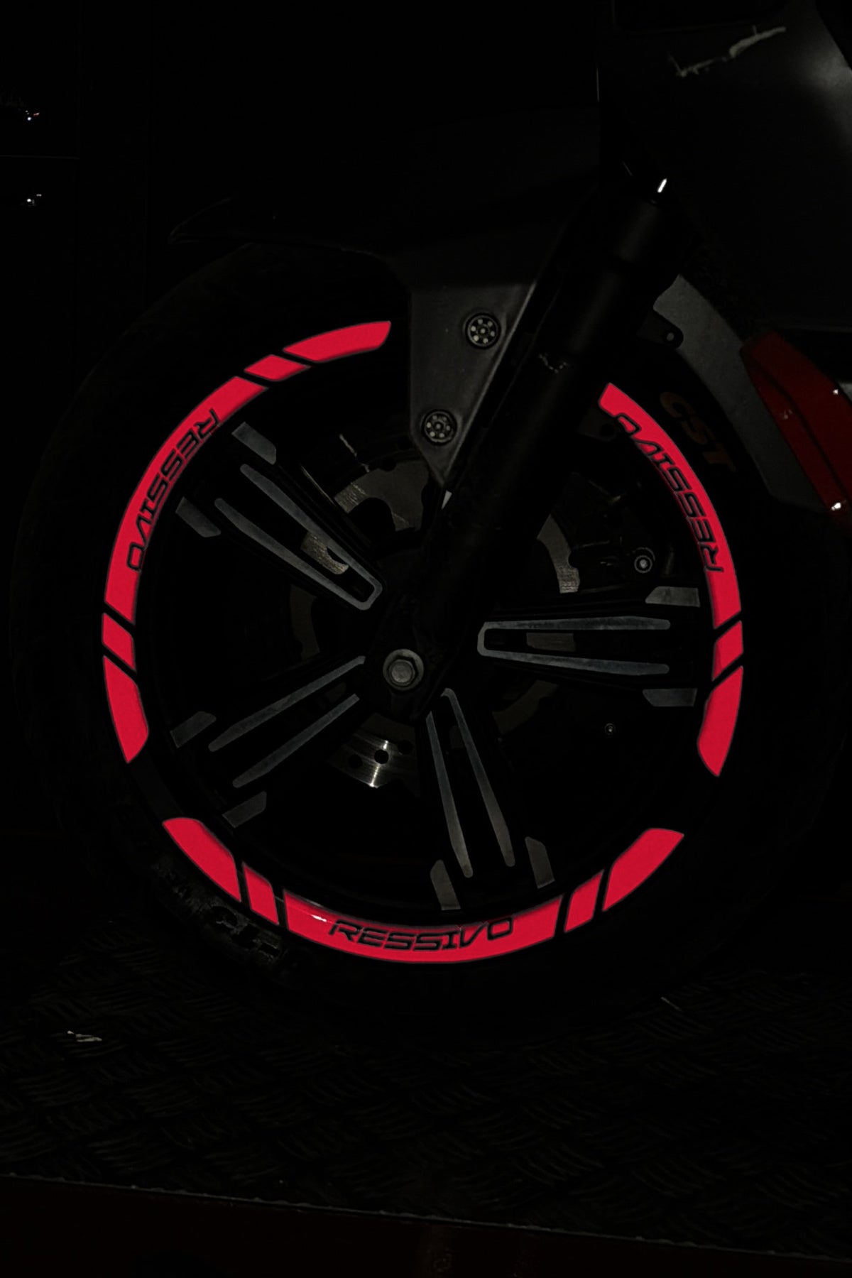 Mondial Ressivo Scooter için Reflektörlü 12 Parça Jant Şeridi Sticker Seti (Ön ve Arka Yeterli)