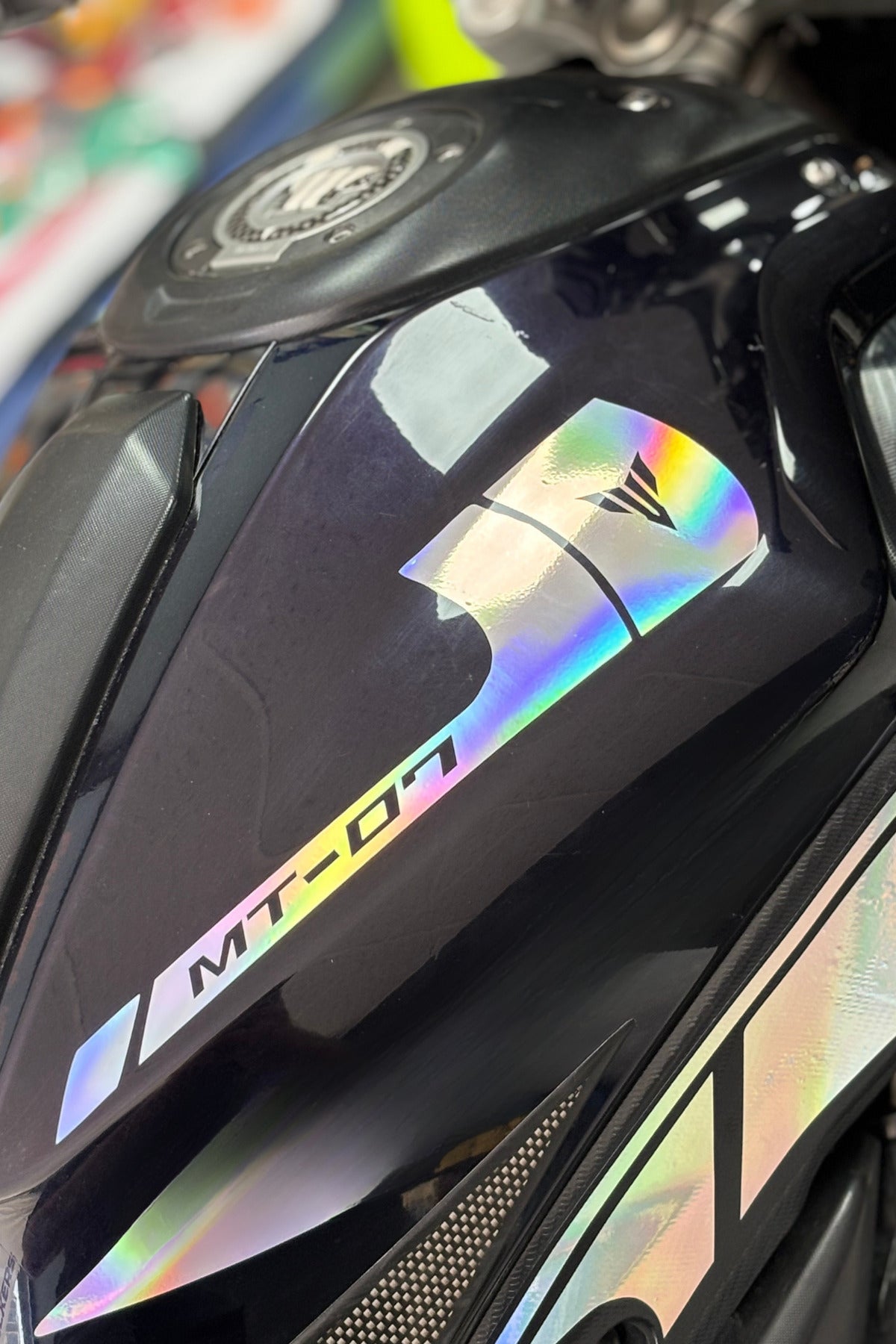 Yamaha MT-07 Grubu için Hologramlı Depo Kenar Şerit Detay Sticker (2 Parça)